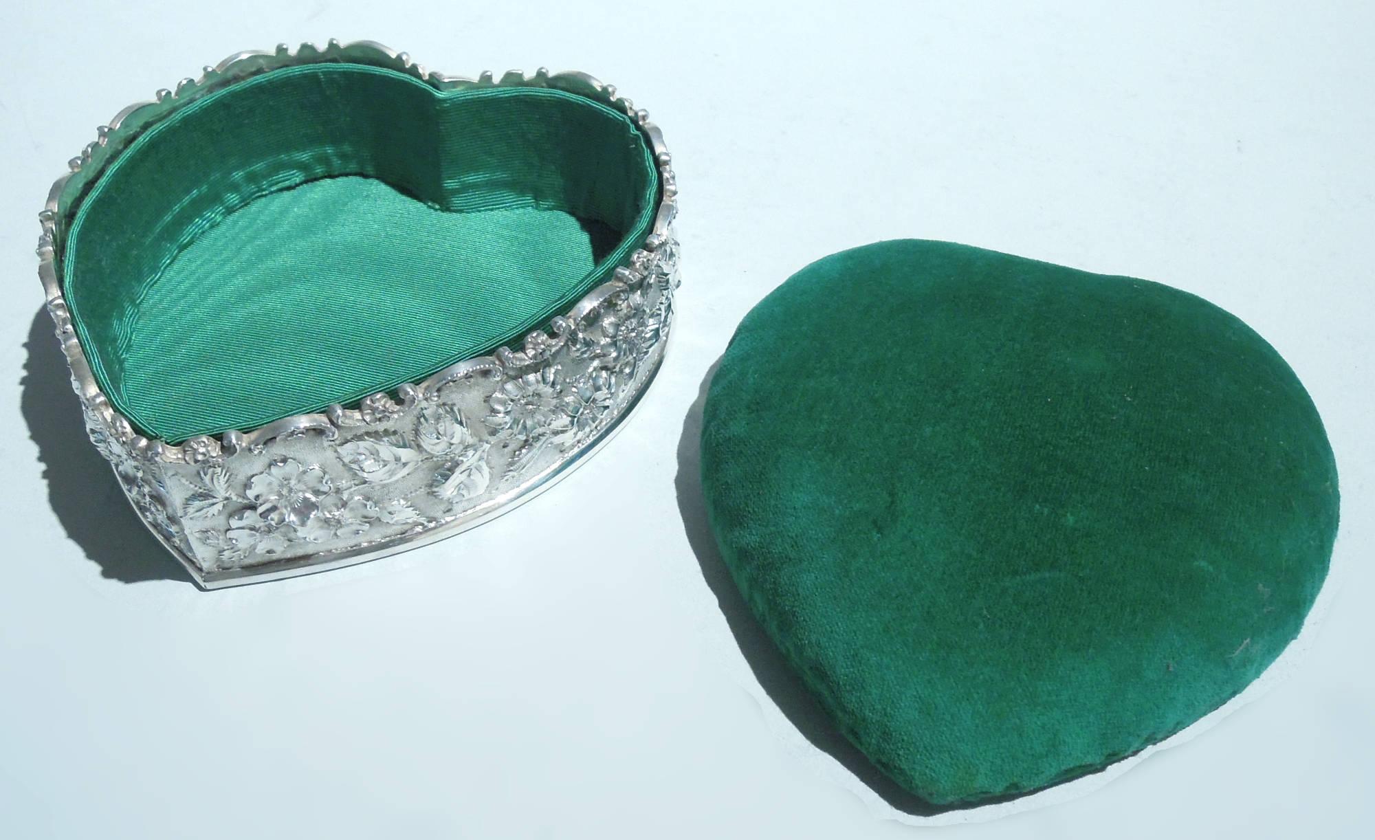 Edwardian repousse Sterling Silber Nadelkissen Box. Hergestellt von S. Kirk & Son Co. in Baltimore. Herzförmiger Rahmen mit blühendem Branch. Mundrand mit applizierten Ranken und Blütenköpfen; offener Boden. Abnehmbares Futter und Samtbezug für das