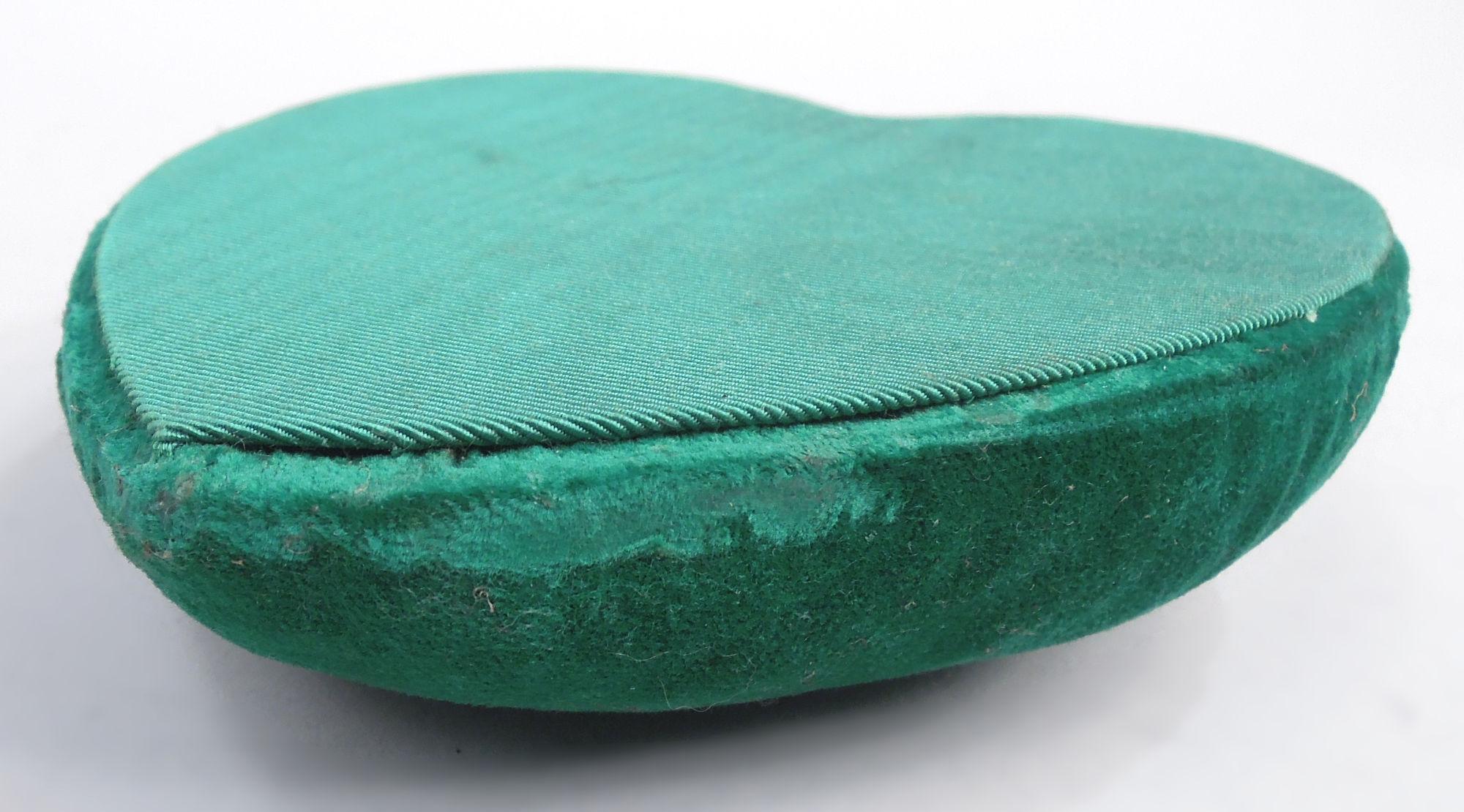 Antike Kirk Edwardian Baltimore Repousse Herz Nadelkissen Box im Zustand „Gut“ in New York, NY