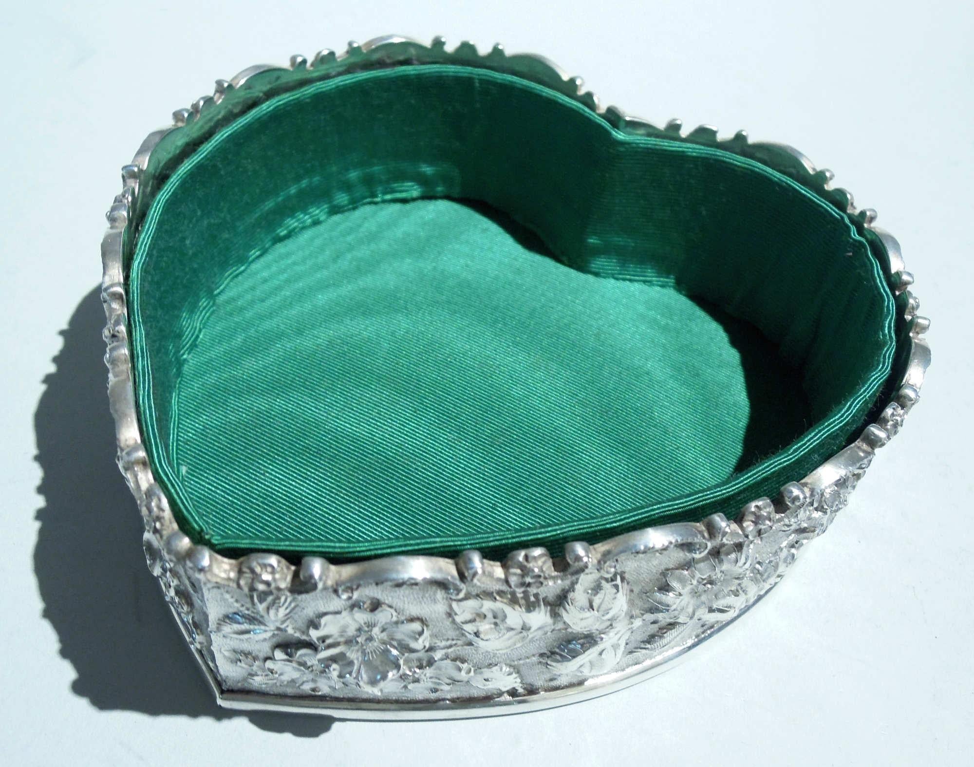 Antike Kirk Edwardian Baltimore Repousse Herz Nadelkissen Box (Frühes 20. Jahrhundert)