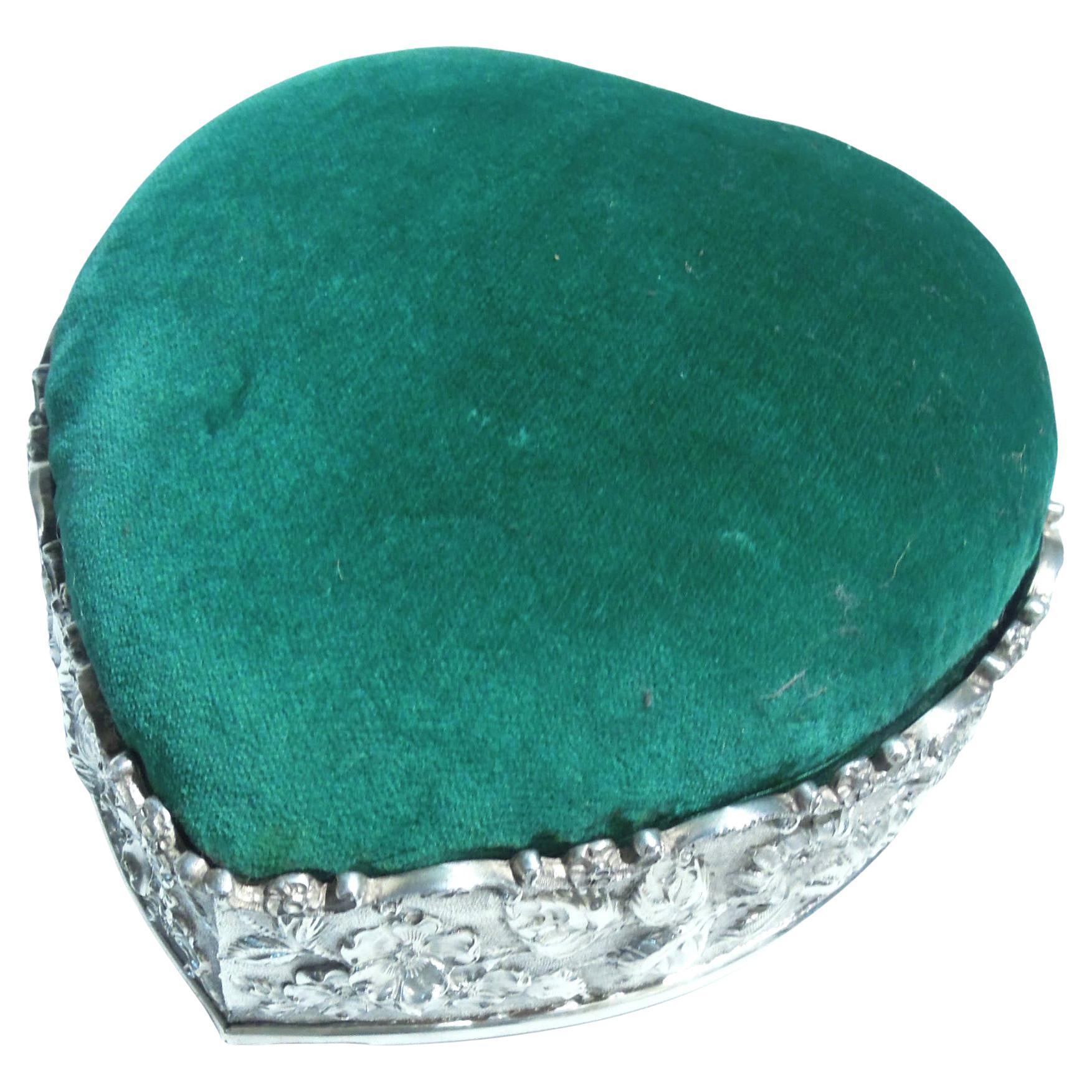 Antike Kirk Edwardian Baltimore Repousse Herz Nadelkissen Box