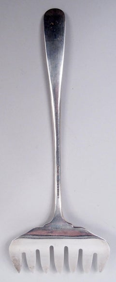 Tenedor para sardinas antiguo Kirk Repousse de plata de ley