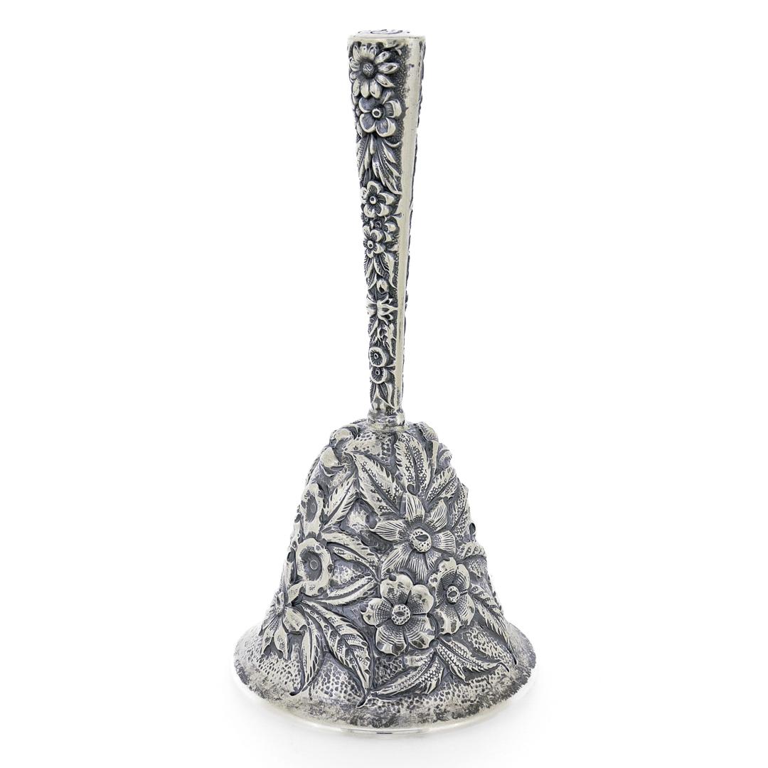 Antigua campana de mesa Kirk & Son de plata de ley repujada Estadounidense en venta