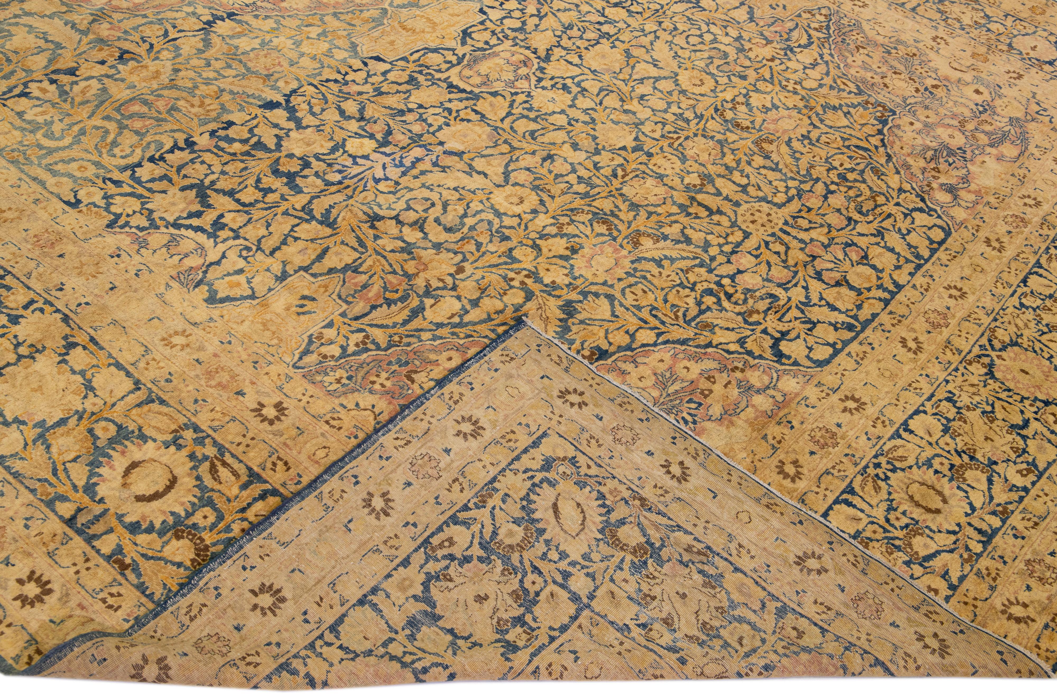 Schöner antiker, handgeknüpfter Wollteppich aus Kirman mit blauem Feld. Dieser Perserteppich hat rote und hellbraune Akzente in einem wunderschönen floralen Allover-Muster.

Dieser Teppich misst: 10'8