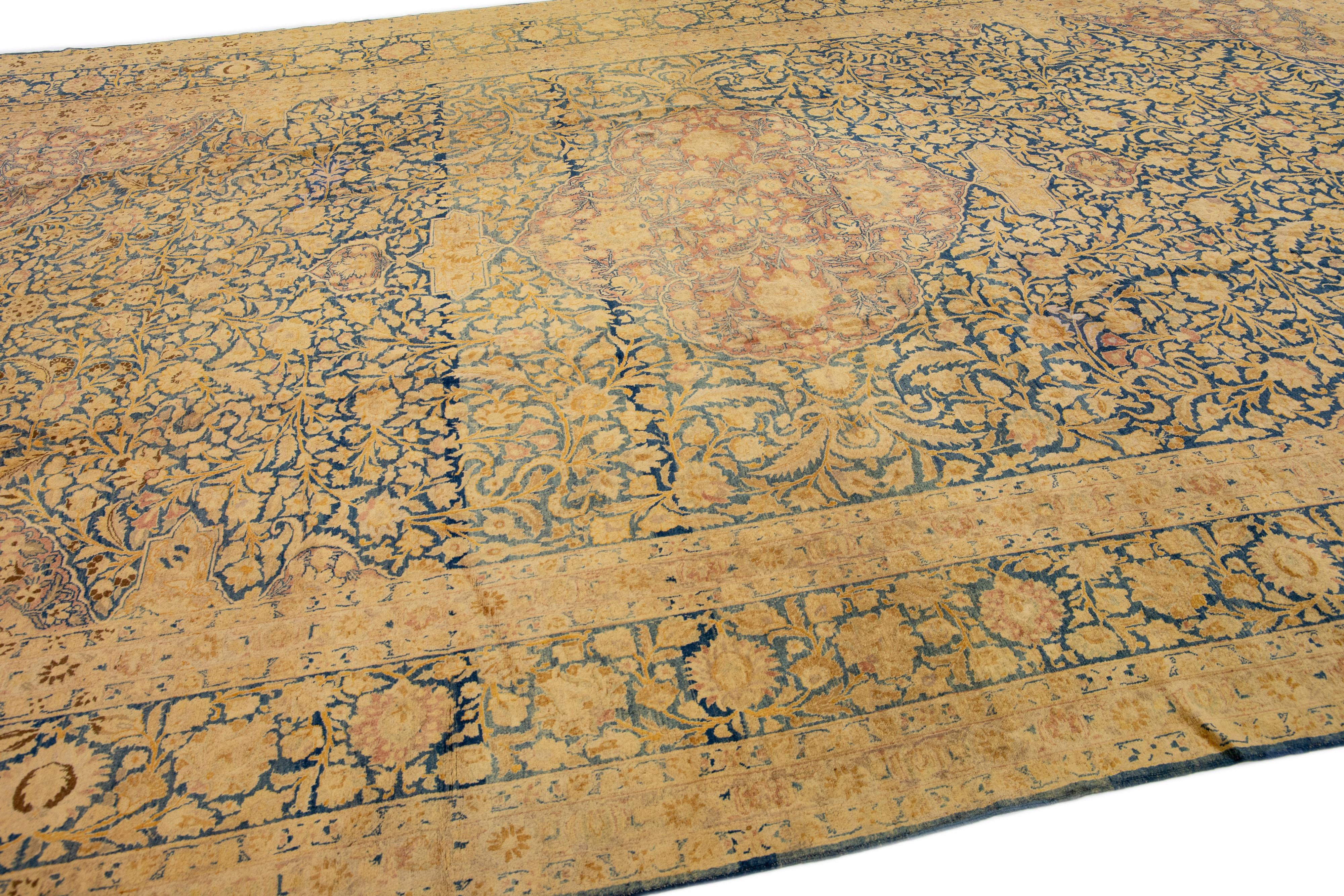 Antiker, handgefertigter, geblümter Kirman-Oversize-Wollteppich in Braun mit Medaillonmuster (20. Jahrhundert) im Angebot