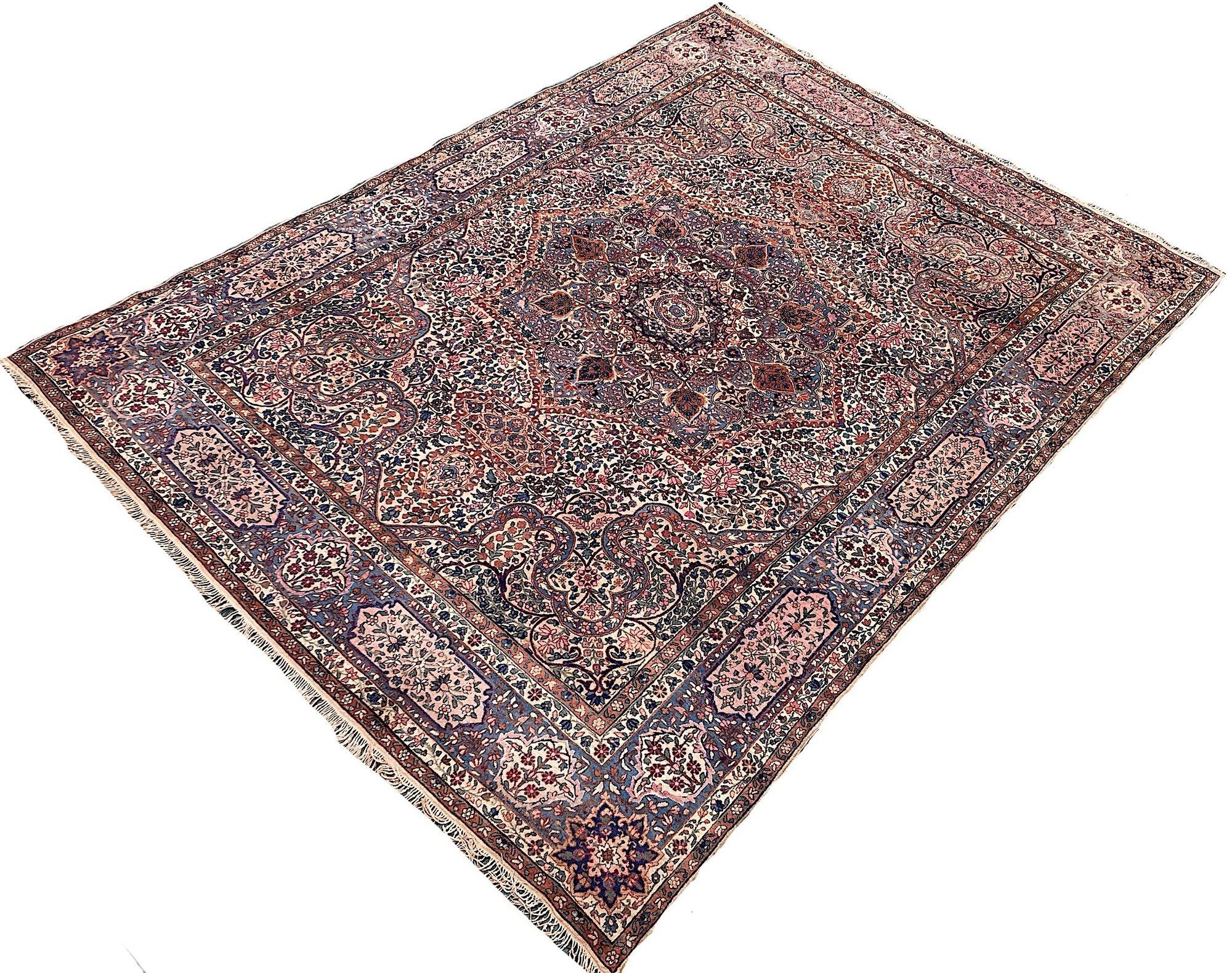 Antique Kirman Lavar Carpet 3.40m x 2.55m In Good Condition For Sale In St. Albans, GB