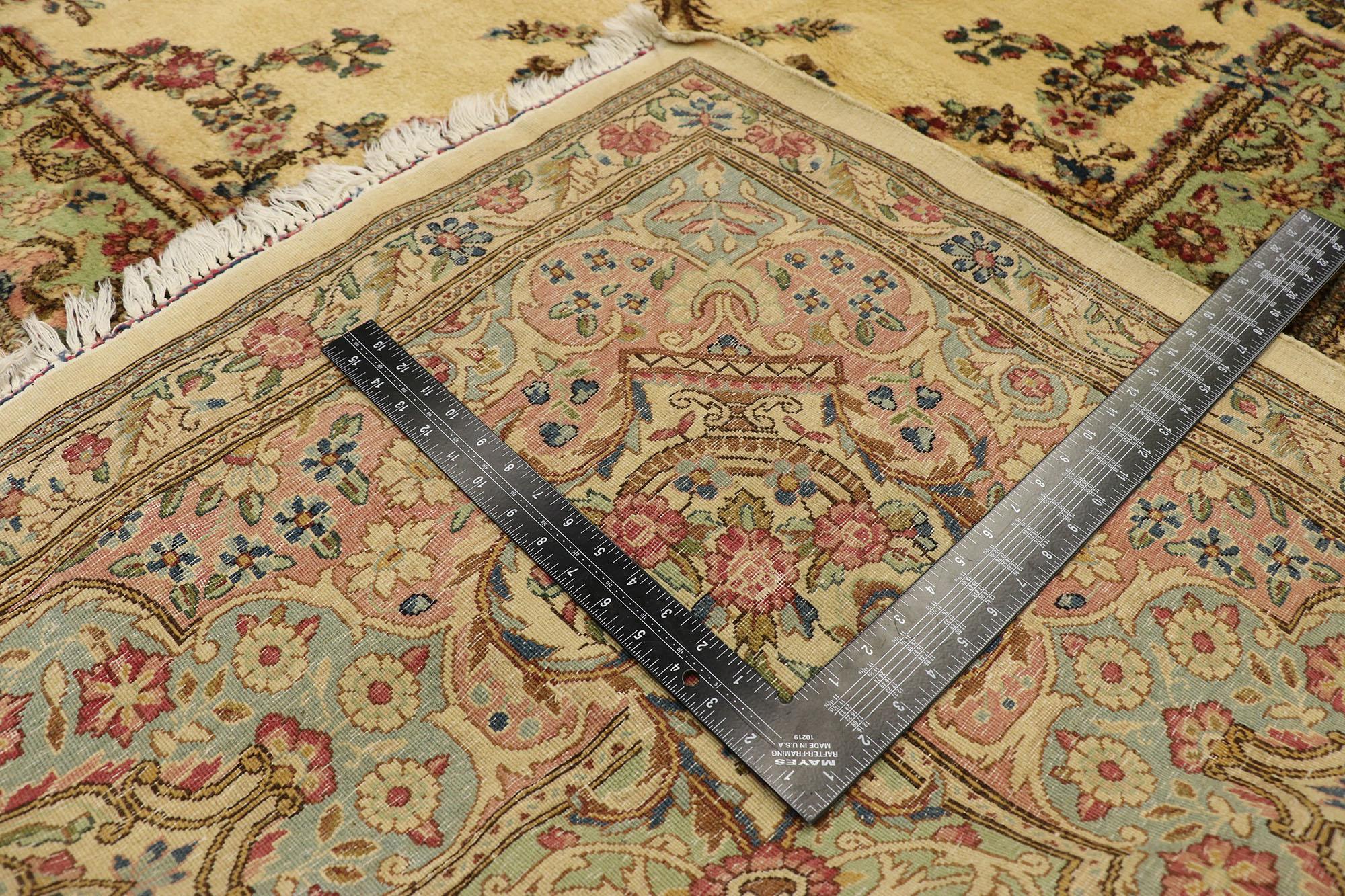 Antiker persischer Kerman-Teppich in Übergröße mit romantischem französischem Provinzstil im Angebot 2