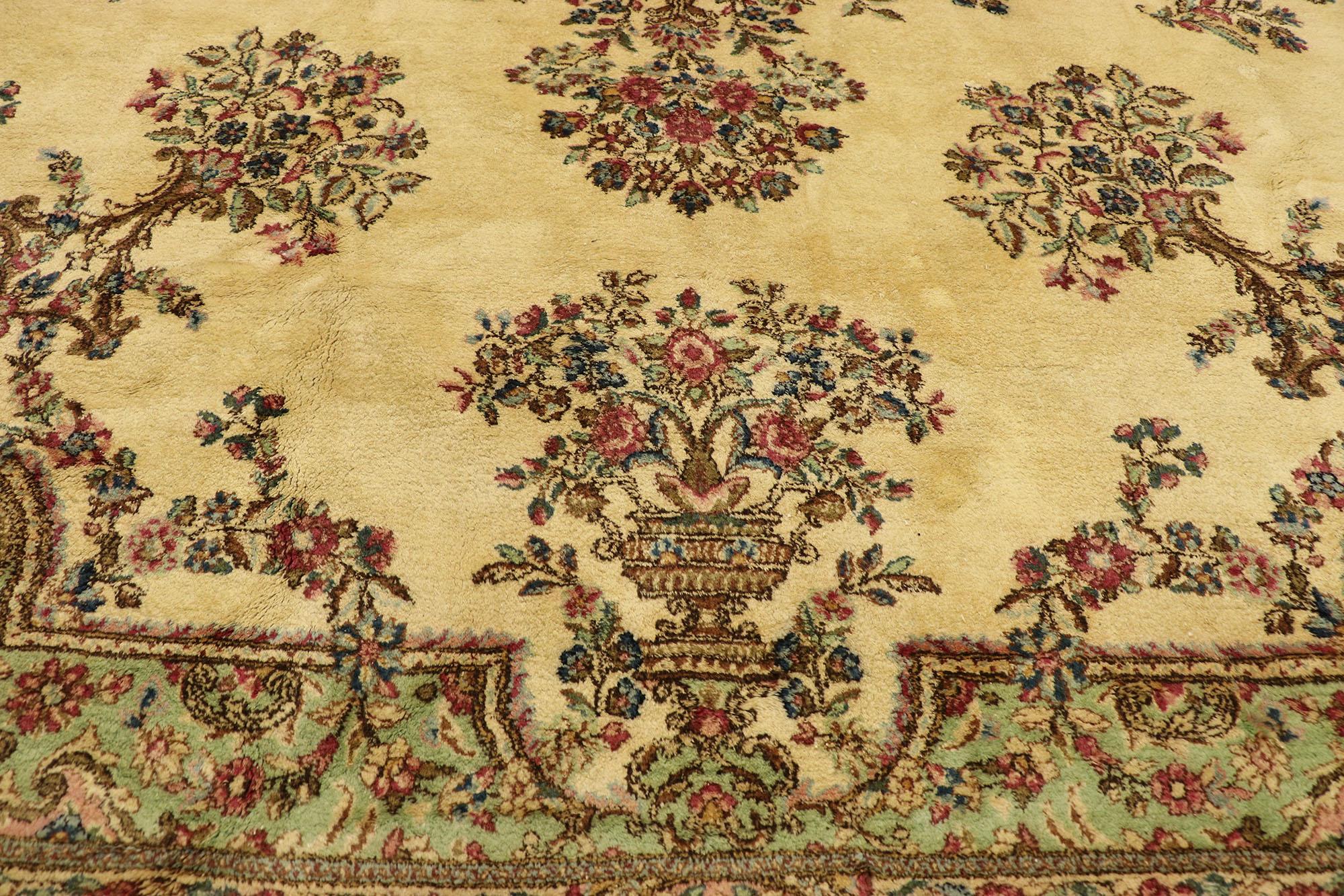 Antiker persischer Kerman-Teppich in Übergröße mit romantischem französischem Provinzstil (Wolle) im Angebot