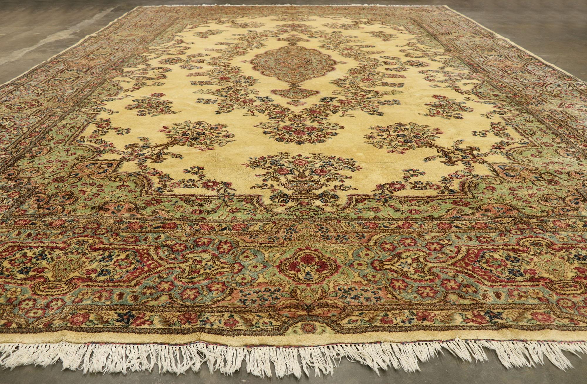 Antiker persischer Kerman-Teppich in Übergröße mit romantischem französischem Provinzstil im Angebot 4