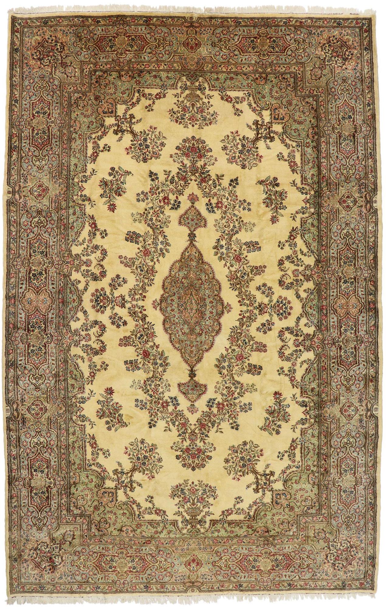 77168 Übergroßer antiker persischer Kerman-Teppich, 11'06 x 17'10. 
Bereiten Sie sich darauf vor, von der schillernden Anziehungskraft dieses übergroßen, antiken Kerman-Teppichs überwältigt zu werden - ein Meisterwerk, das praktisch schreit: