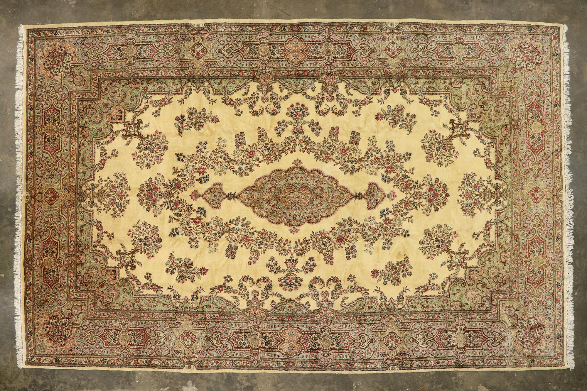 Antiker persischer Kerman-Teppich in Übergröße mit romantischem französischem Provinzstil im Angebot 5