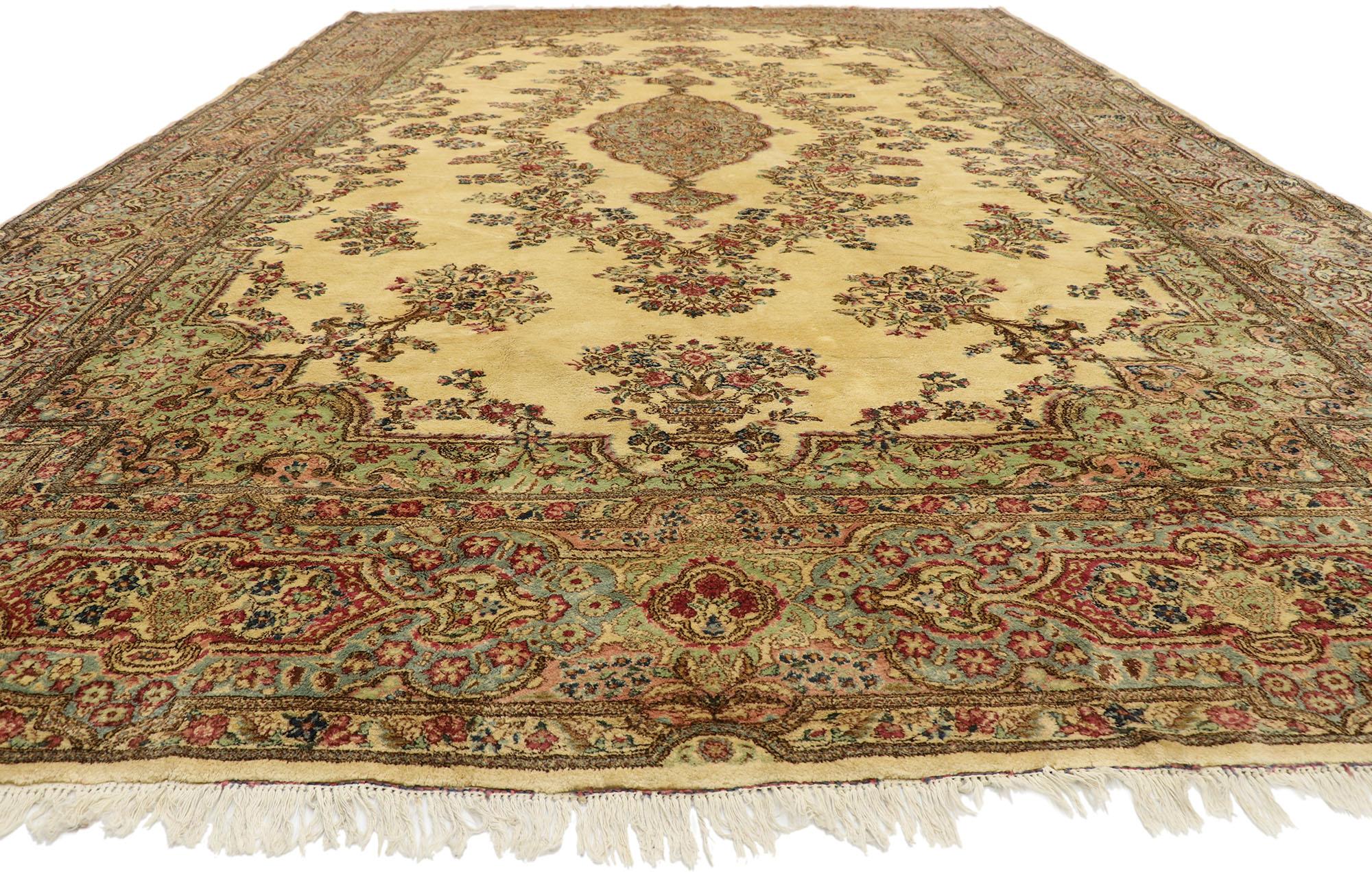 Antiker persischer Kerman-Teppich in Übergröße mit romantischem französischem Provinzstil im Zustand „Gut“ im Angebot in Dallas, TX