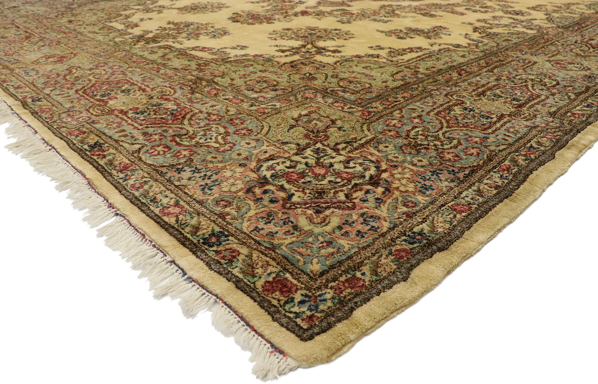 Antiker persischer Kerman-Teppich in Übergröße mit romantischem französischem Provinzstil (Persisch) im Angebot