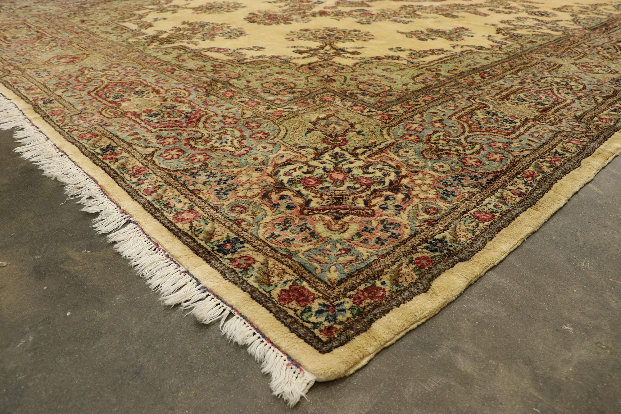 Antiker persischer Kerman-Teppich in Übergröße mit romantischem französischem Provinzstil im Angebot 3