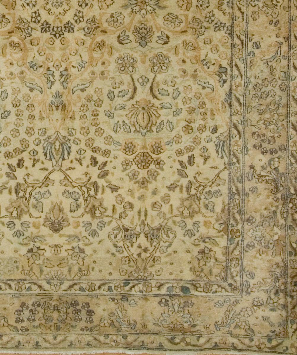 Antiker Kirman-Teppich, um 1920  5' x 8'9 x 8'9 (Persisch) im Angebot