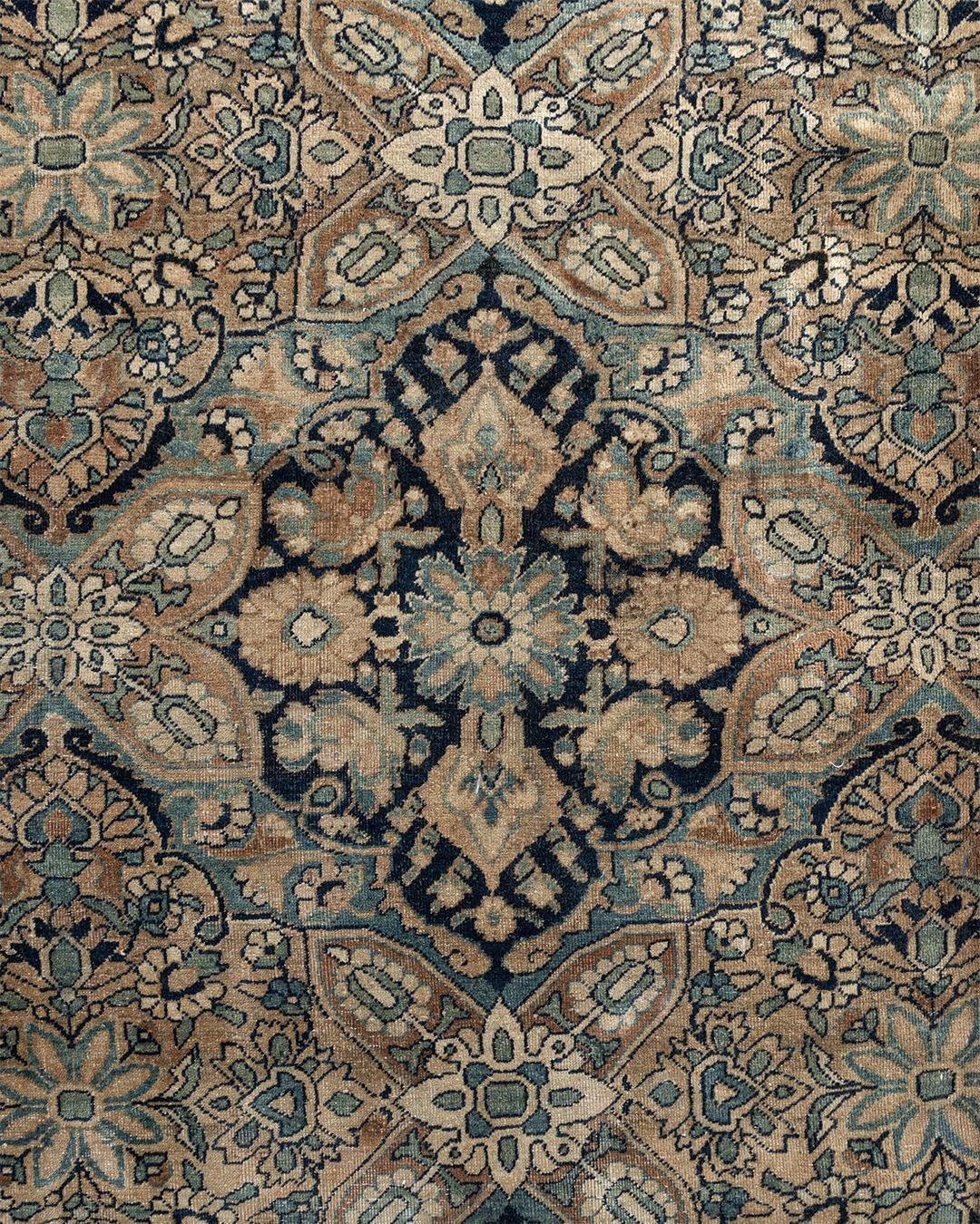 Antiker Kirman-Teppich, um 1880, 13' x 20'. Kirmans aus dem späten 19. Jahrhundert sind dünne, feine Teppiche mit meist übergreifendem Rapportmuster. Hier umschließt ein subtil gefärbtes diagonales Rautengitter florale Medaillons. Es gibt keine