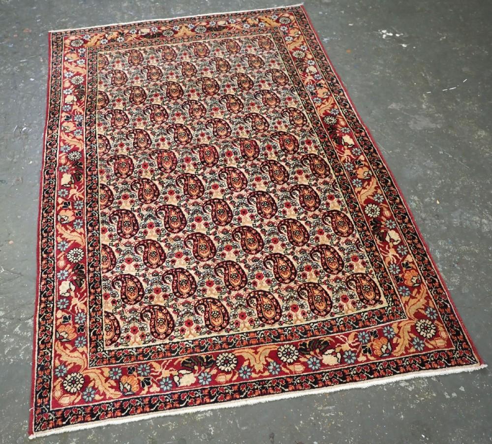 Antiker persischer Kirman-Teppich von sehr kleiner Größe und feiner Knüpfung
CIRCA 1900/20

Dies ist eine sehr süße kleine Teppich von feinen Webart, der Teppich hat eine alle über wiederholen boteh Design auf einem elfenbeinfarbenen Grund Die