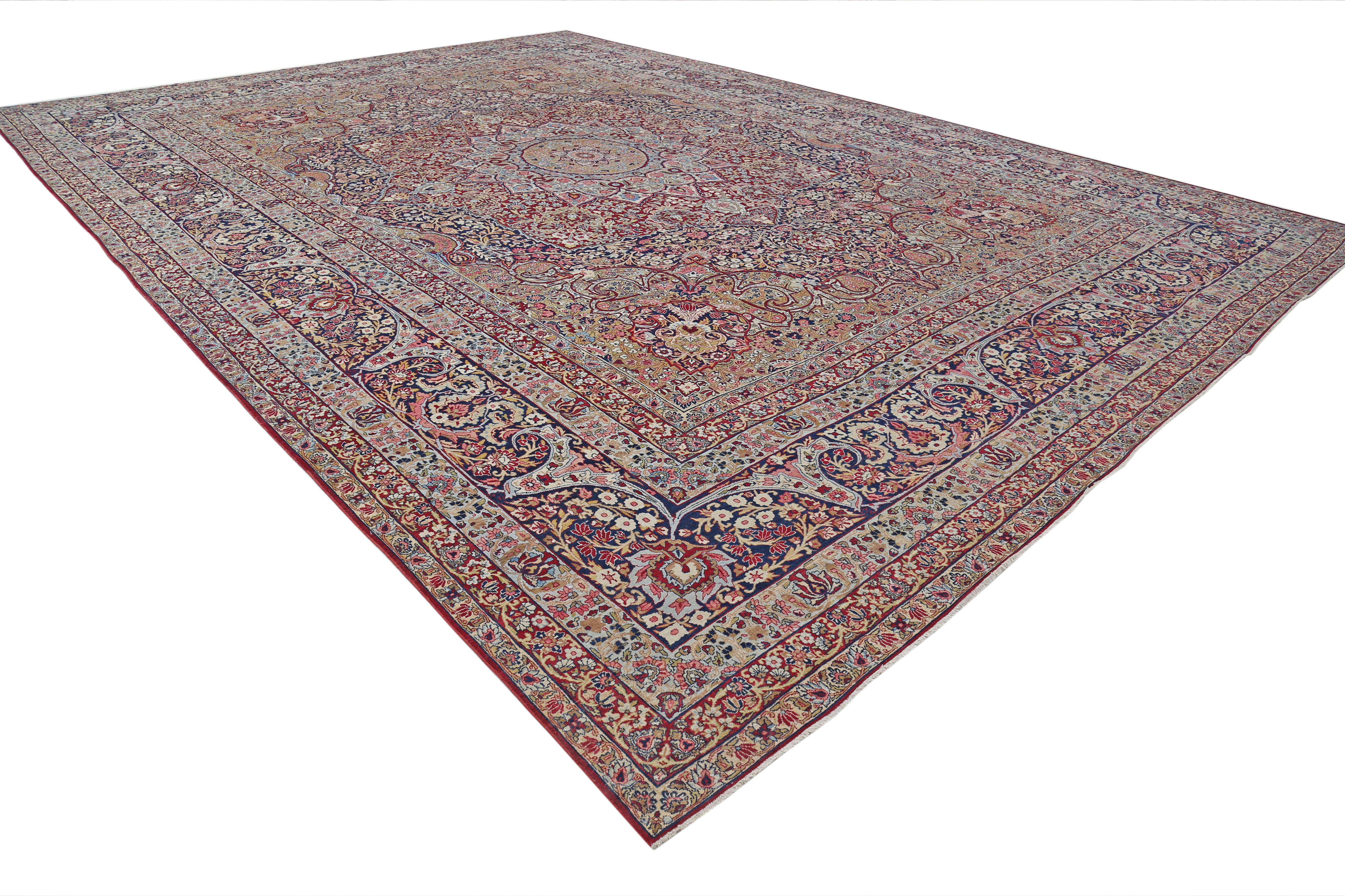Ein atemberaubend schöner, antiker KirmanShah/ Laver Kirman Teppich. Dieser Teppich stammt aus dem Iran aus dem späten 19. Jahrhundert und ist in Anbetracht seiner reichen Geschichte in ausgezeichnetem Zustand. 