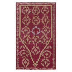 Tapis Kirsehir ancien rouge avec motifs géométriques dorés, de Rug & Kilim