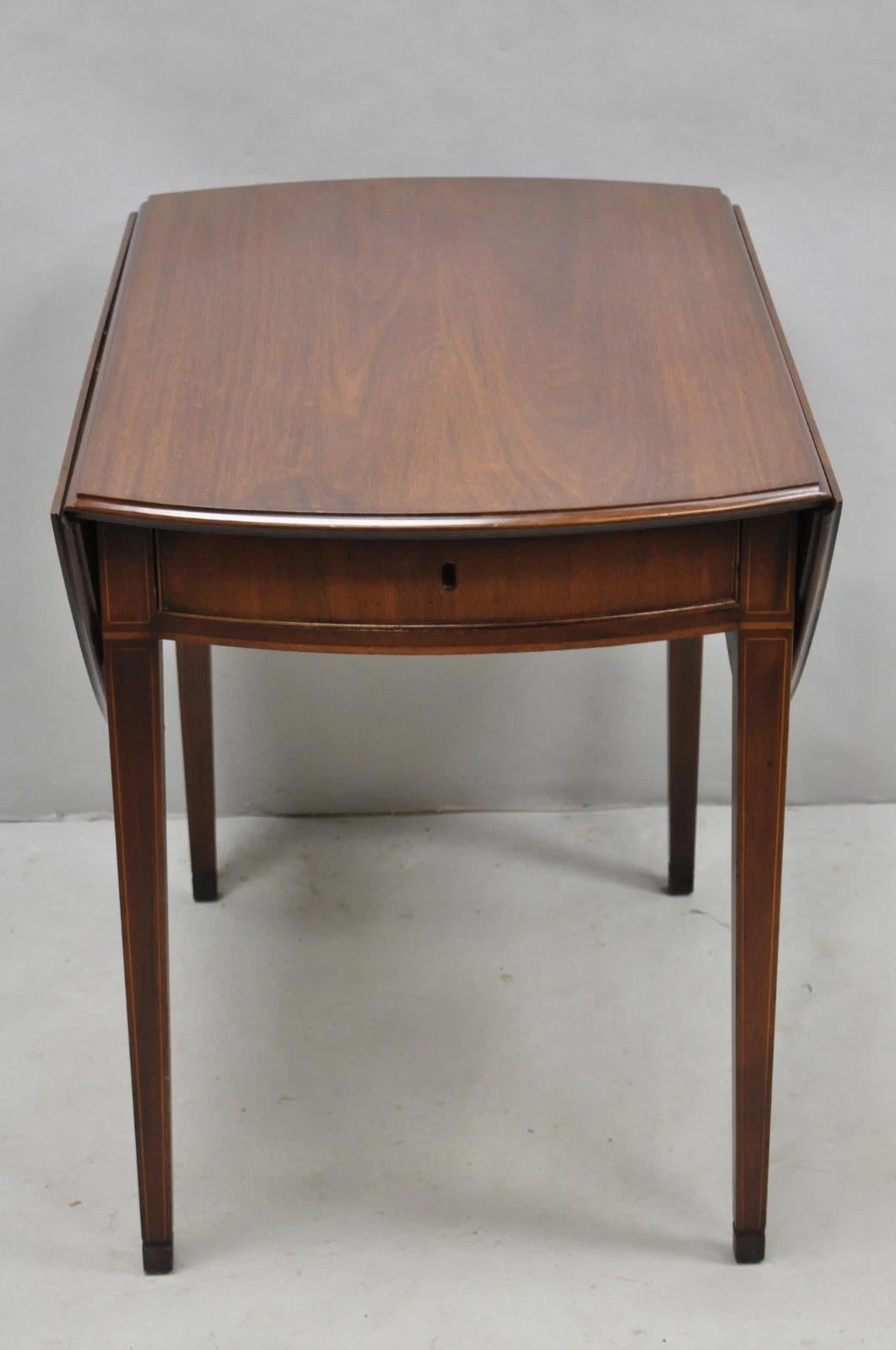 Veuillez nous envoyer un message avec votre code postal pour demander un devis plus raisonnable pour les frais d'expédition aux États-Unis.

Ancienne table Pembroke à abattant en acajou Colonial Williamsburg CW-27 avec un seul tiroir à queue