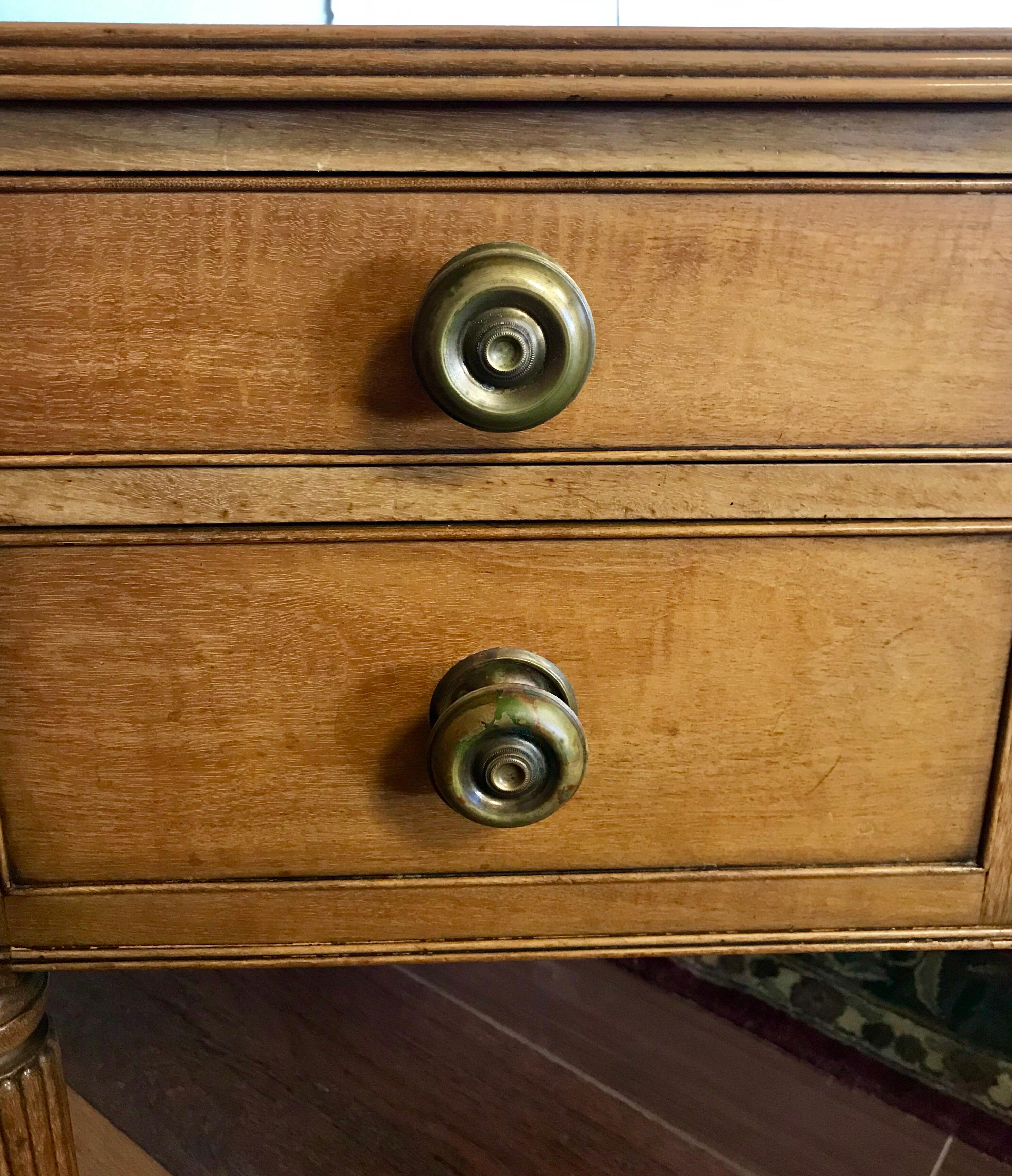 Antique Kittinger Fruitwood and Leather Top Writing Desk Writing Table In Fair Condition In West Hartford, CT