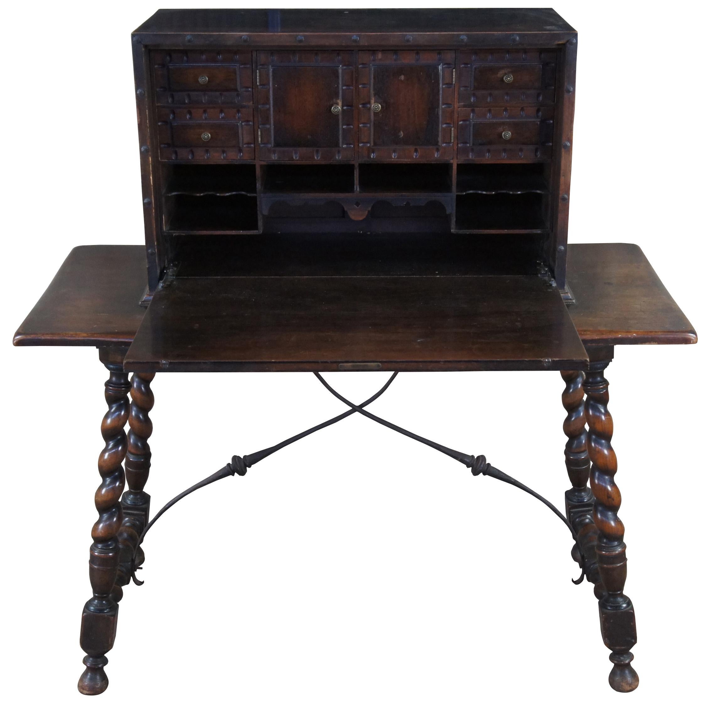 Äußerst seltene 1 von einer Art frühen Kittinger Spanisch Kolonial fallen Front Sekretär oder Bibliothek Schreibtisch. Eine rechteckige Form aus massivem Nussbaumholz mit traditionellen schmiedeeisernen Verstrebungen zwischen den exquisiten, aus