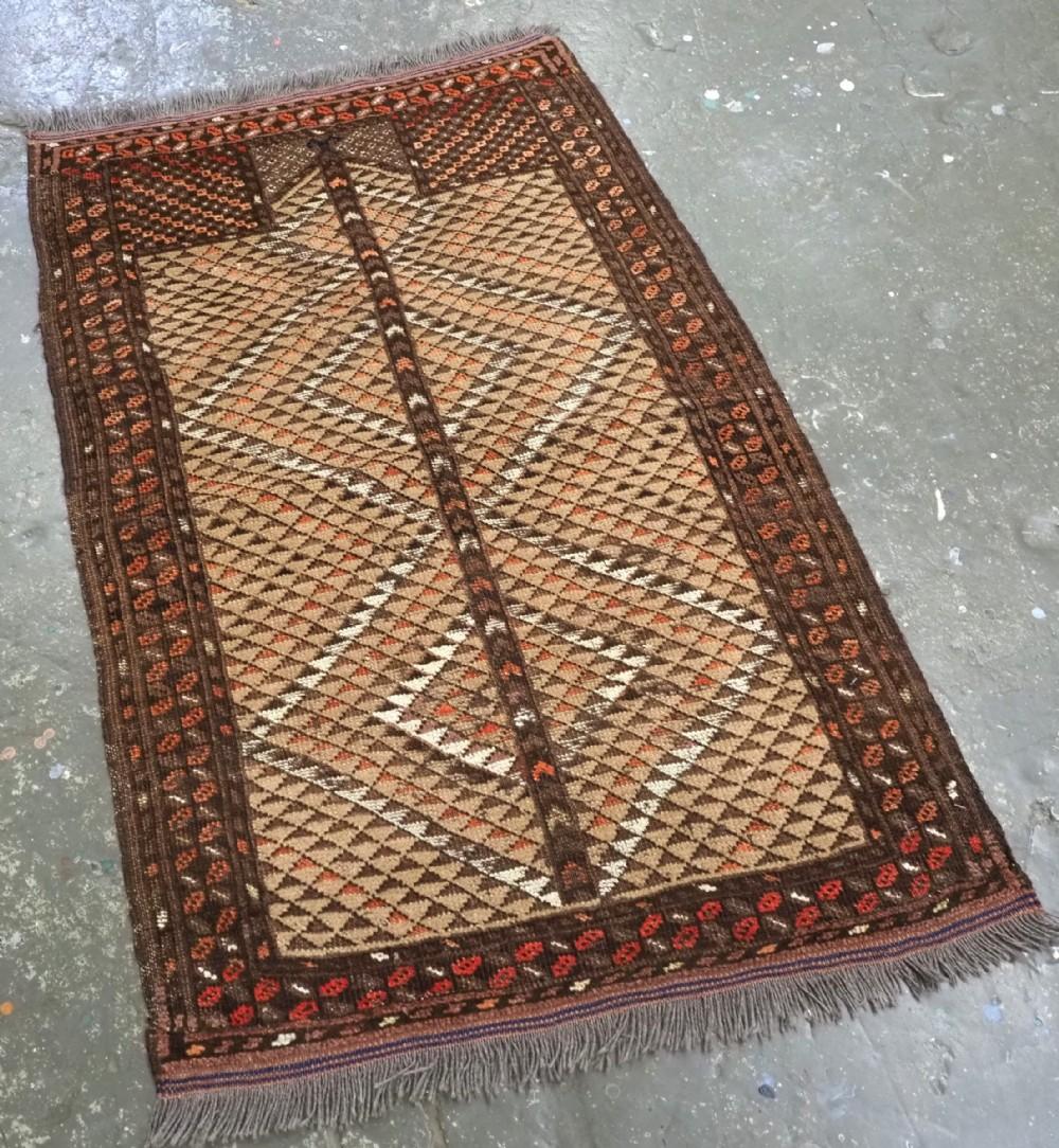 Ancien tapis de prière turkmène Kizil Ayak au design rare
Vers 1900/20

Un intéressant tapis de prière d'un groupe bien connu et rare, tissé par les Turkmènes Kizil Ayak du nord de l'Afghanistan Les petits motifs triangulaires sont disposés sur un