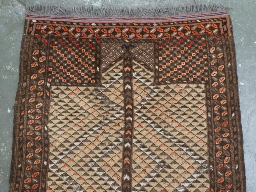 Turkmène Ancien tapis de prière turkmène Kizil Ayak au design rare, vers 1900/20 en vente