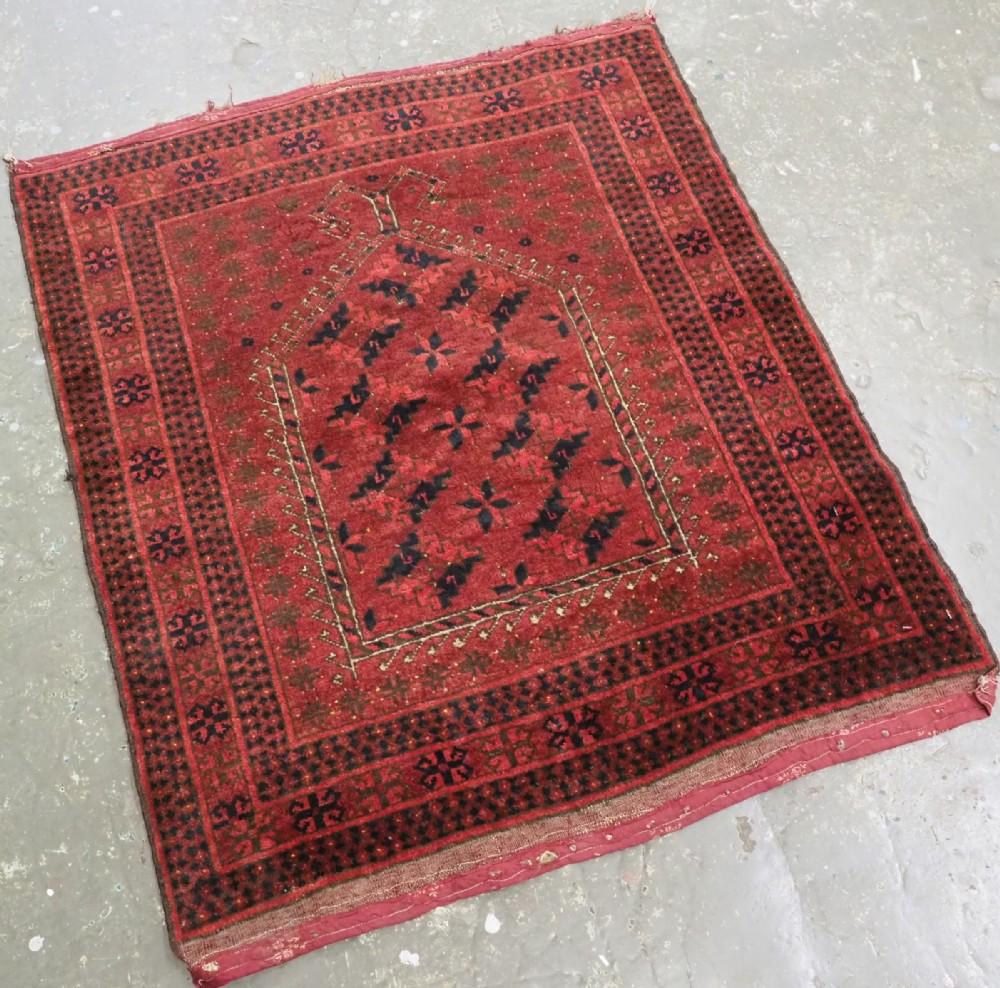 Antiker afghanischer Kizil Ayak Turkmenischer Gebetsteppich mit Widder Horn Design auf dem Mihrab
CIRCA 1900

Ein sehr guter kleiner Gebetsteppich, das Widderhorn-Muster in diesem Format wird mit den turkmenischen Stämmen in Verbindung gebracht; vor