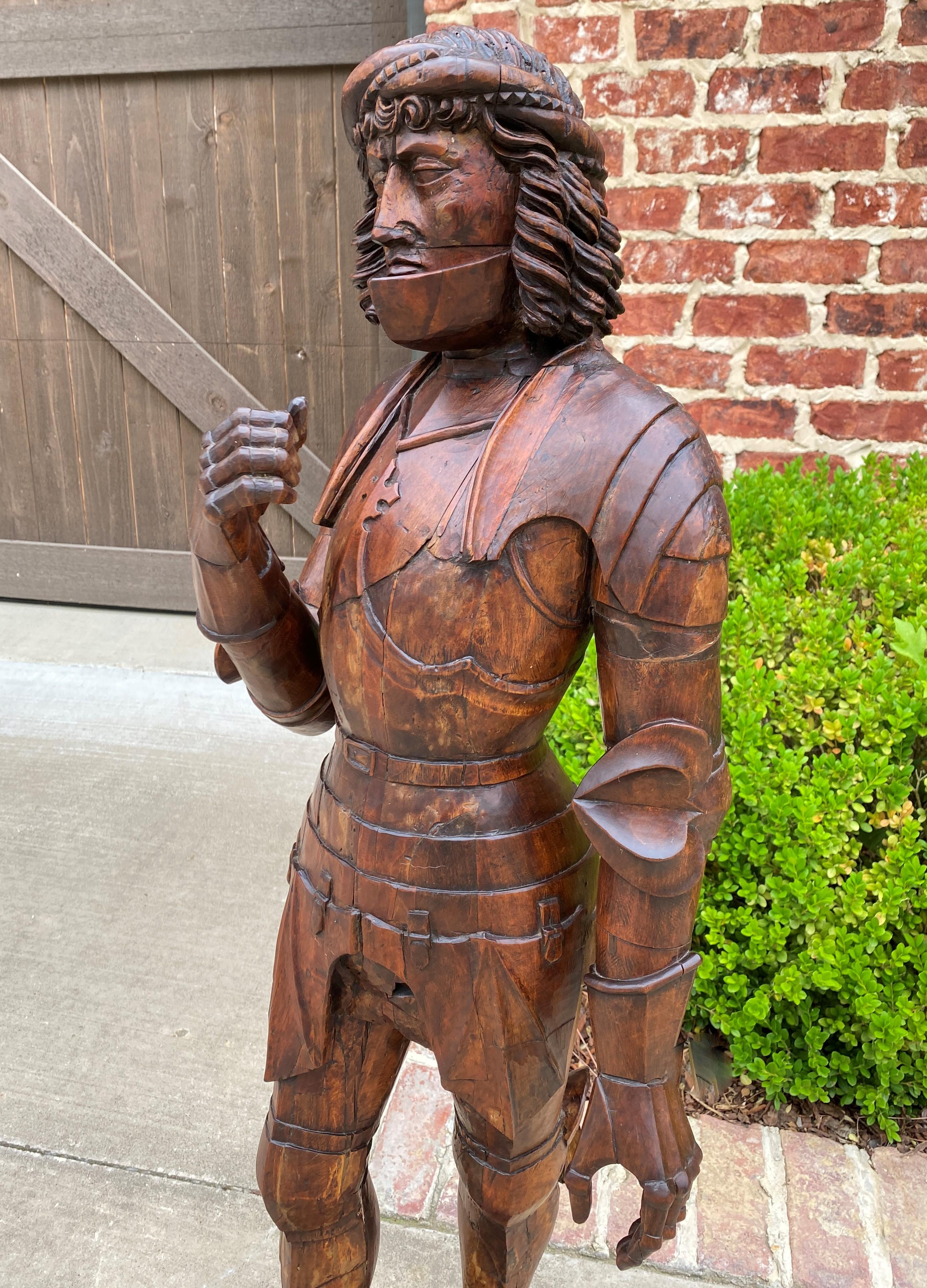 Antiguo Caballero Santo Estatua Esculpida Figura San Jorge Soldado Armadura Medieval Roble en Bueno estado para la venta en Tyler, TX