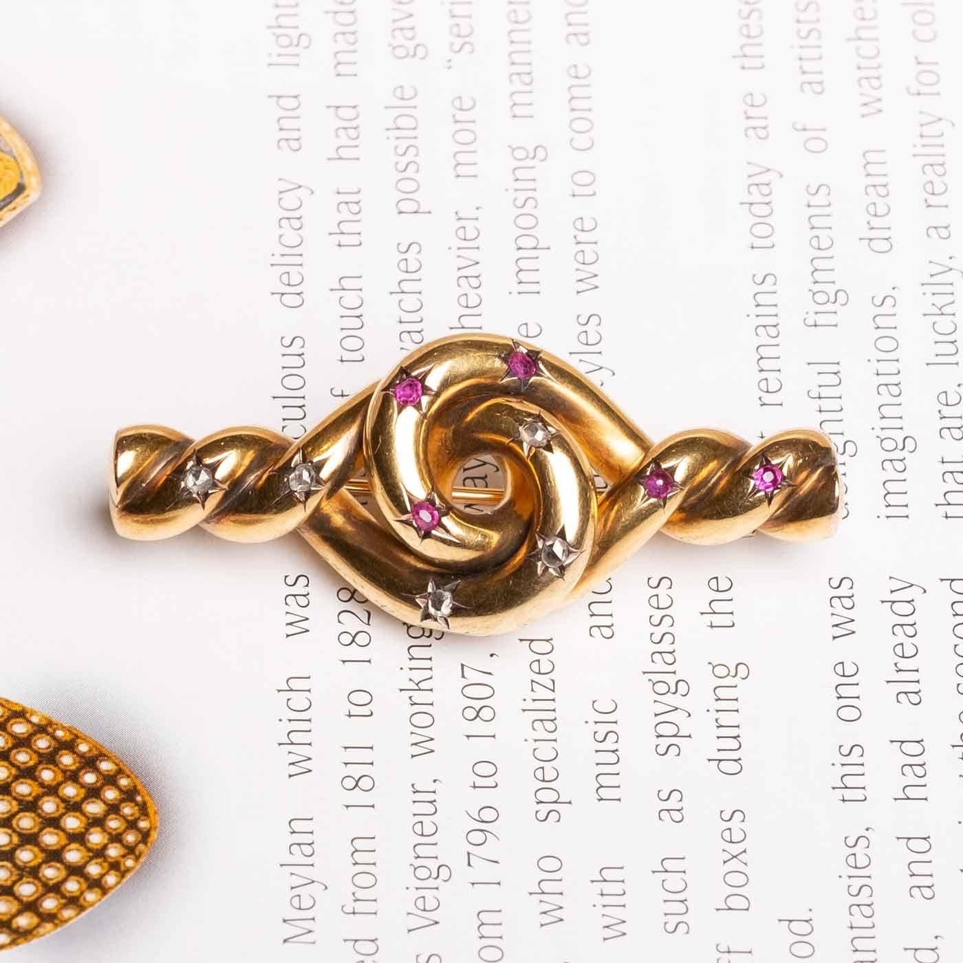 Antique Knot brooch with rubies and diamonds In Good Condition For Sale In Milano, MI