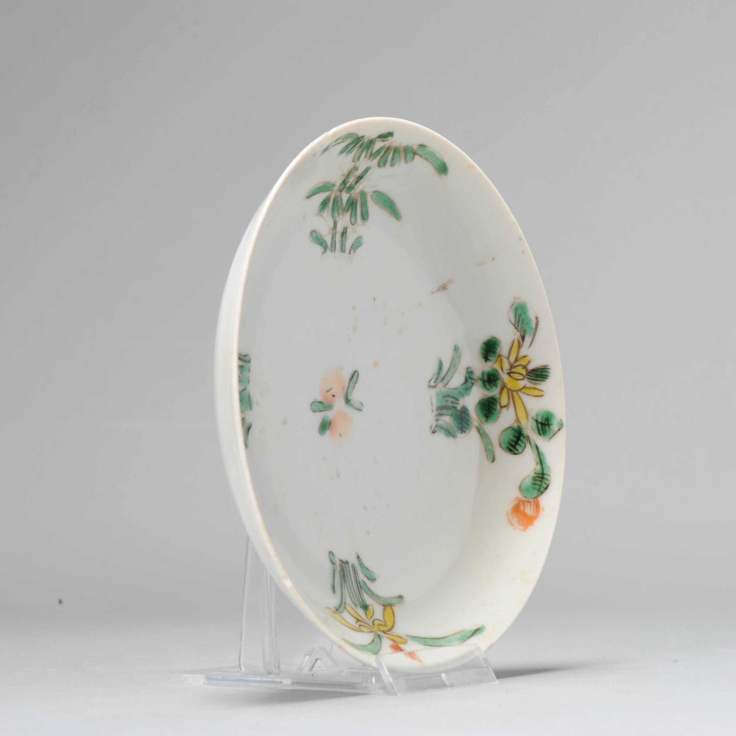 Wir präsentieren eine exquisite Schale aus dem frühen 17. Jahrhundert aus Jingdezhen, die für den japanischen Markt hergestellt wurde. Dieses atemberaubende Stück zeigt das Ko-Akae-Dekor mit überglasierten Blumen aus Emaille.

Zusätzliche