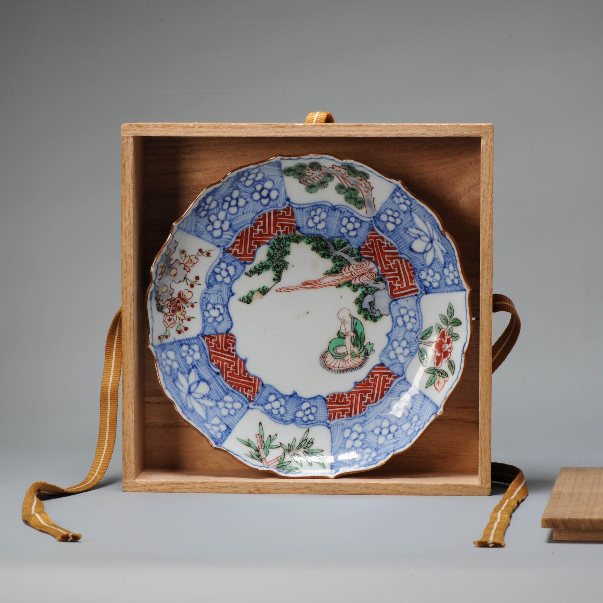Antique Ko Akae Style Dish Japanese Porcelain Wucai, 17/18th C In Excellent Condition For Sale In Amsterdam, Noord Holland