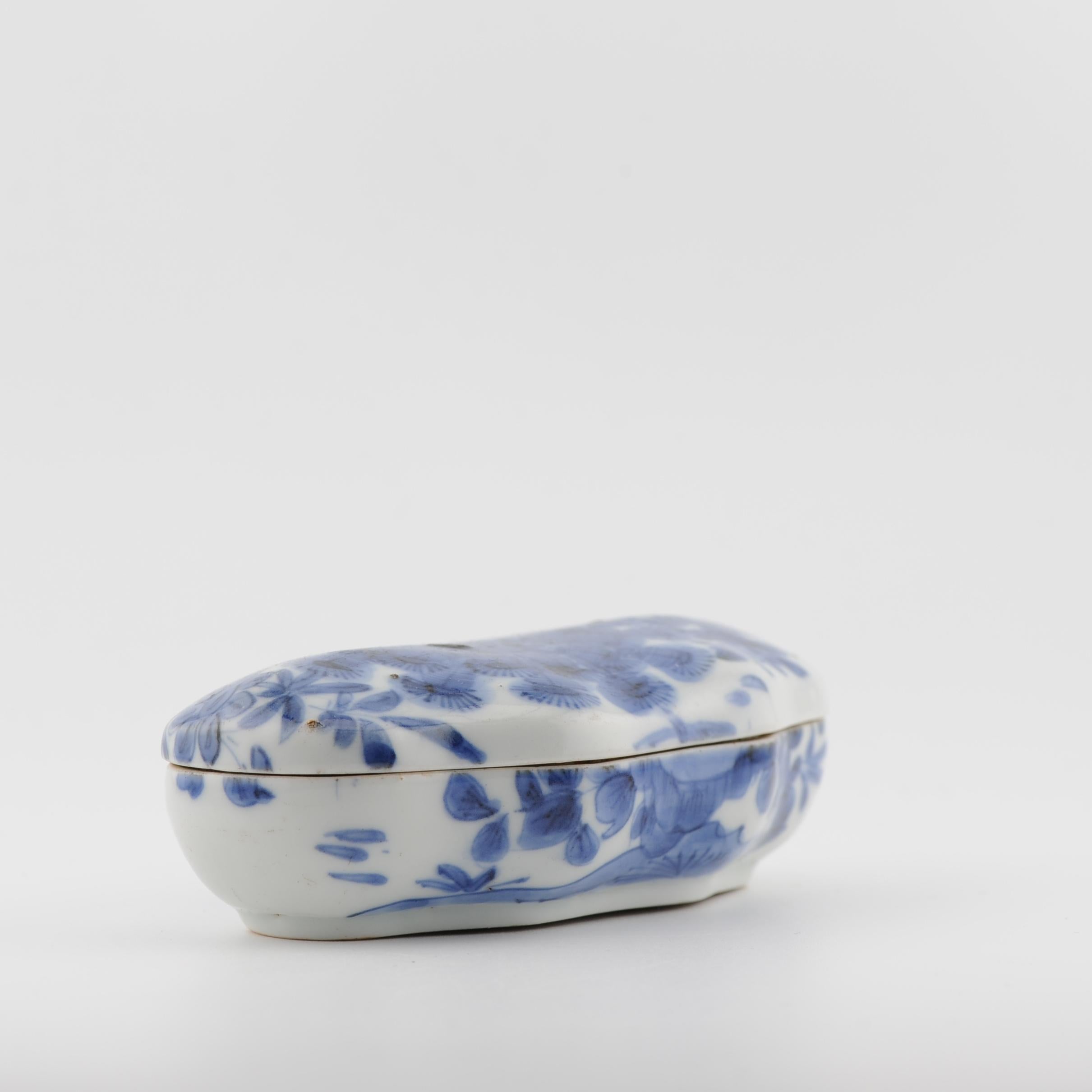 Un très beau vase bleu et blanc. Peinture inhabituelle.

Début de la période Edo.

Datant de 1660-1680

Objets similaires dans le livre Porcelaine des Palais et des Beaux et Curieux

Condit
Le couvercle et le bol présentent un éclat. Le couvercle