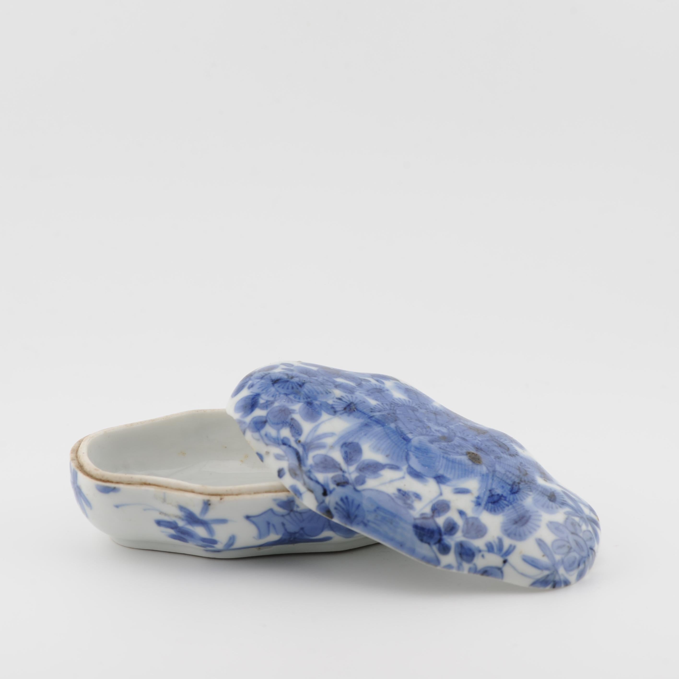 Boîte en porcelaine japonaise Arita PEACOCK ancienne de la période Ko-Imari Edo 17C en vente 3