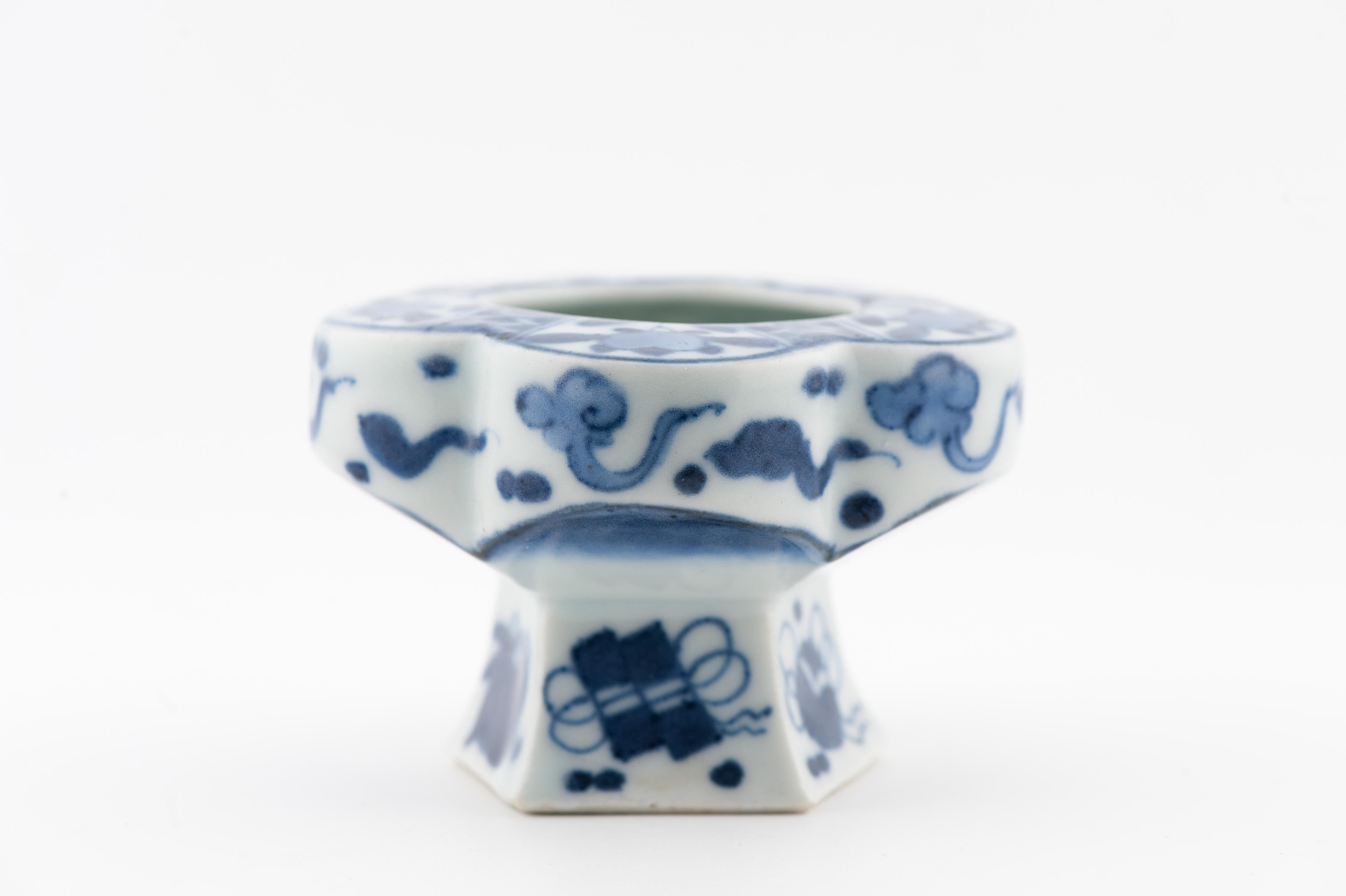 Fino al XVIII secolo Antico Coperchio in porcellana giapponese del periodo Edo 17C di Imari Porcelain con fiori di Arita in vendita