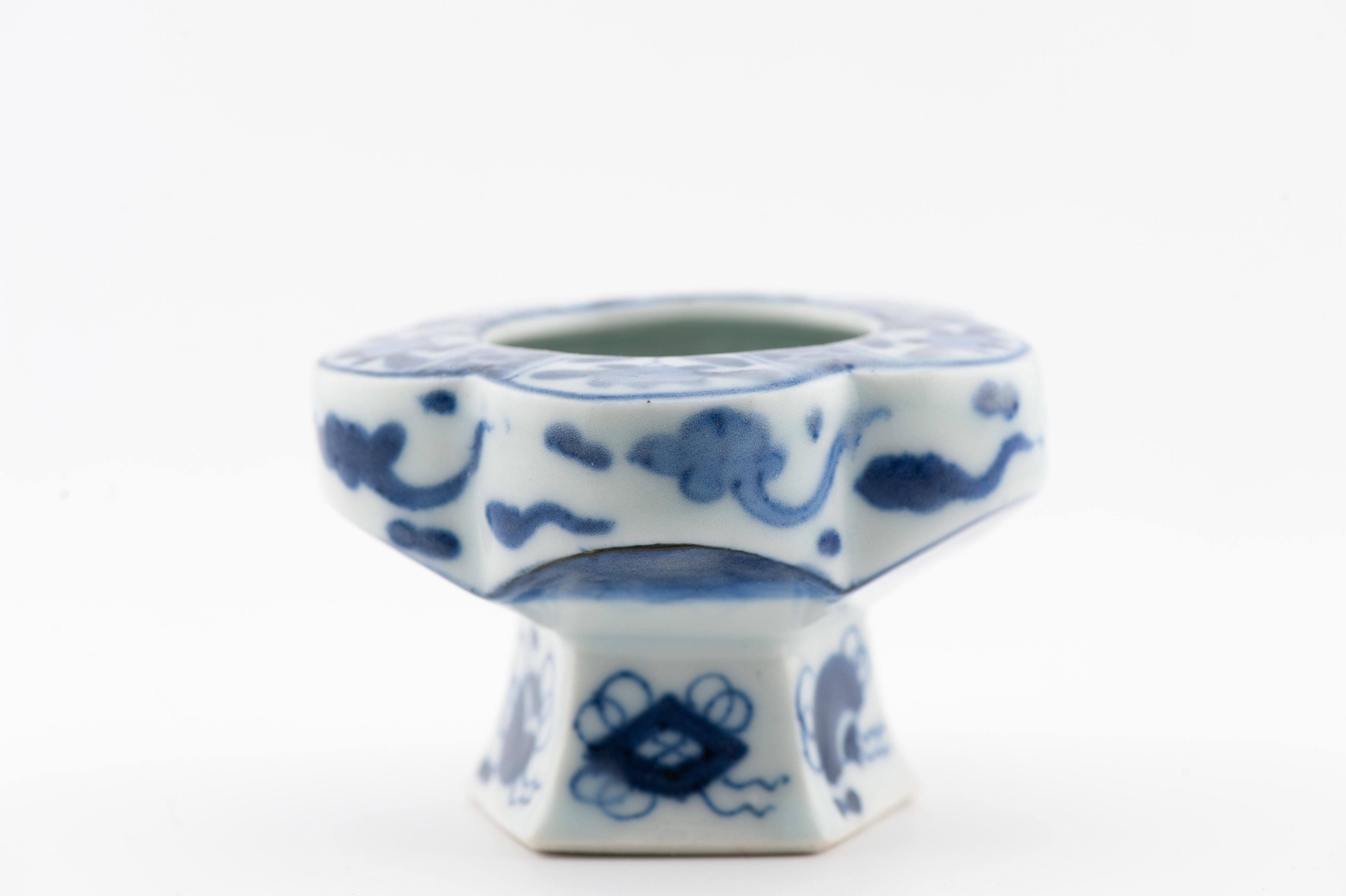 Porcellana Antico Coperchio in porcellana giapponese del periodo Edo 17C di Imari Porcelain con fiori di Arita in vendita