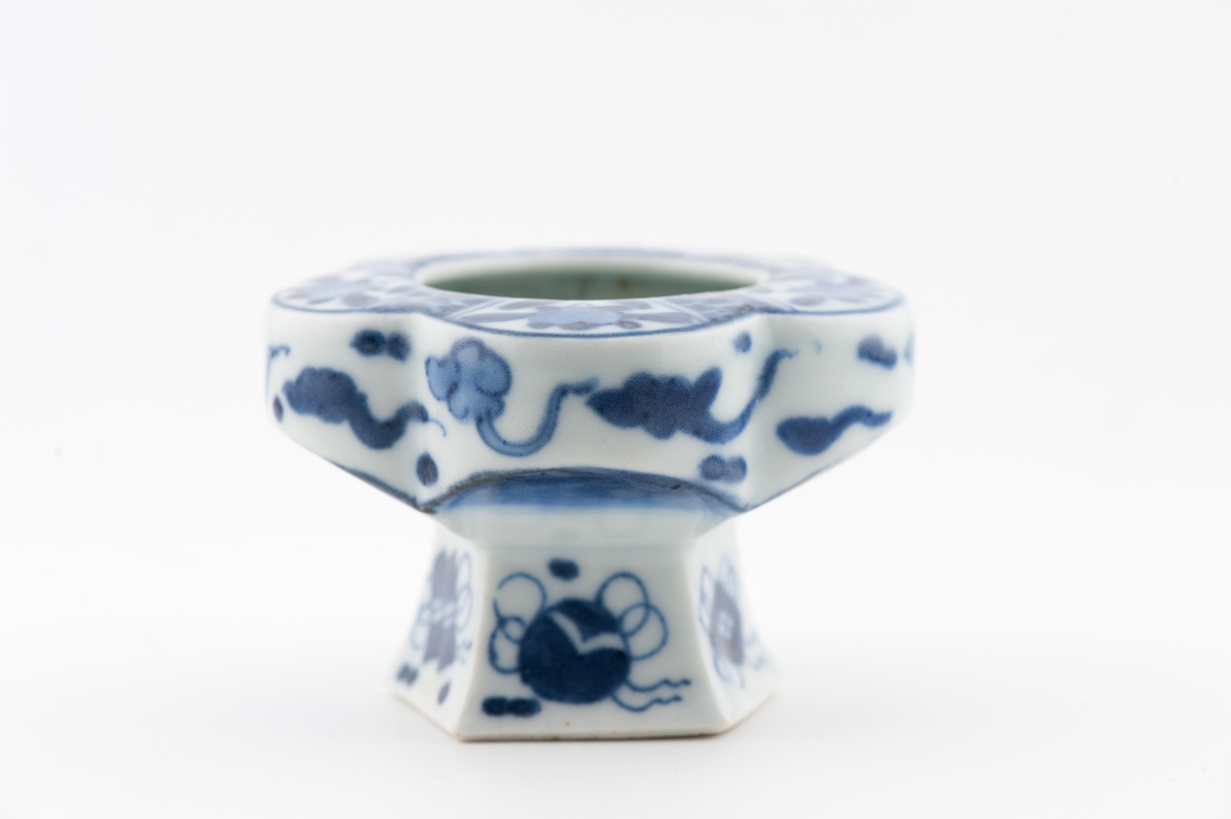 Antico Coperchio in porcellana giapponese del periodo Edo 17C di Imari Porcelain con fiori di Arita in vendita 4