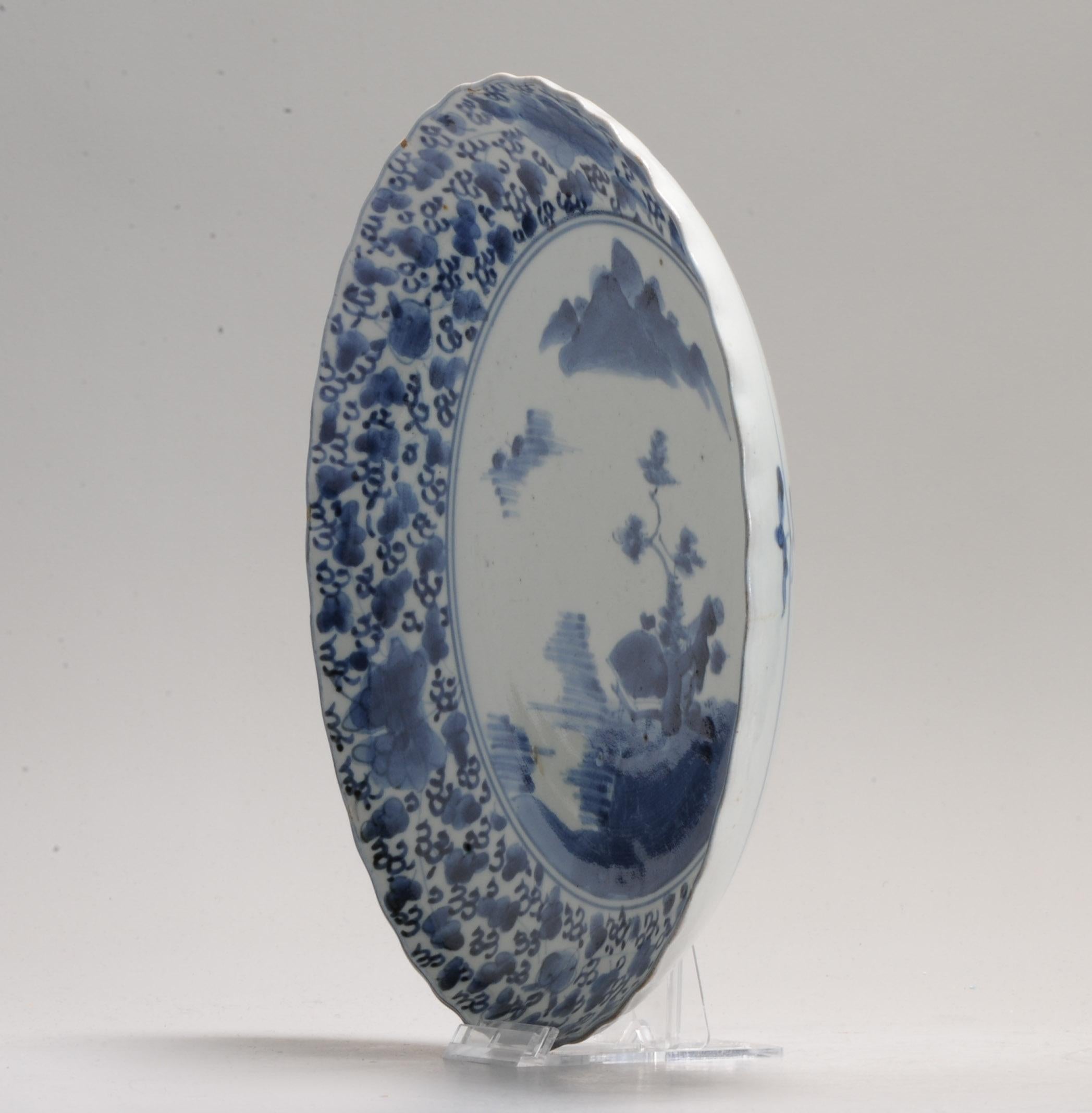 Un azul y blanco muy bonito  plato de forma moldeada. Pintura inusual.

Principios del periodo Edo.

Data de 1680-1700

Referencia: CJA Jorg - Fino y Curioso

Más información:
Material: Porcelana y cerámica
Estilo japonés: Kutani
Región de origen: