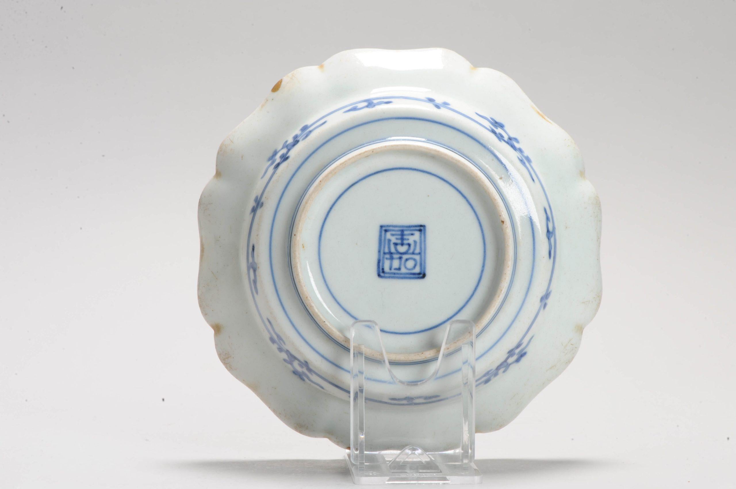 Un bellissimo blu e bianco  piatto di forma sagomata. Forma, pittura e segno insoliti.

Primo periodo Edo.

Risalente al 1680-1700

Oggetto simile in Shibata collectie Part II - nr 261

Informazioni aggiuntive:
Materiale: Porcellana e
