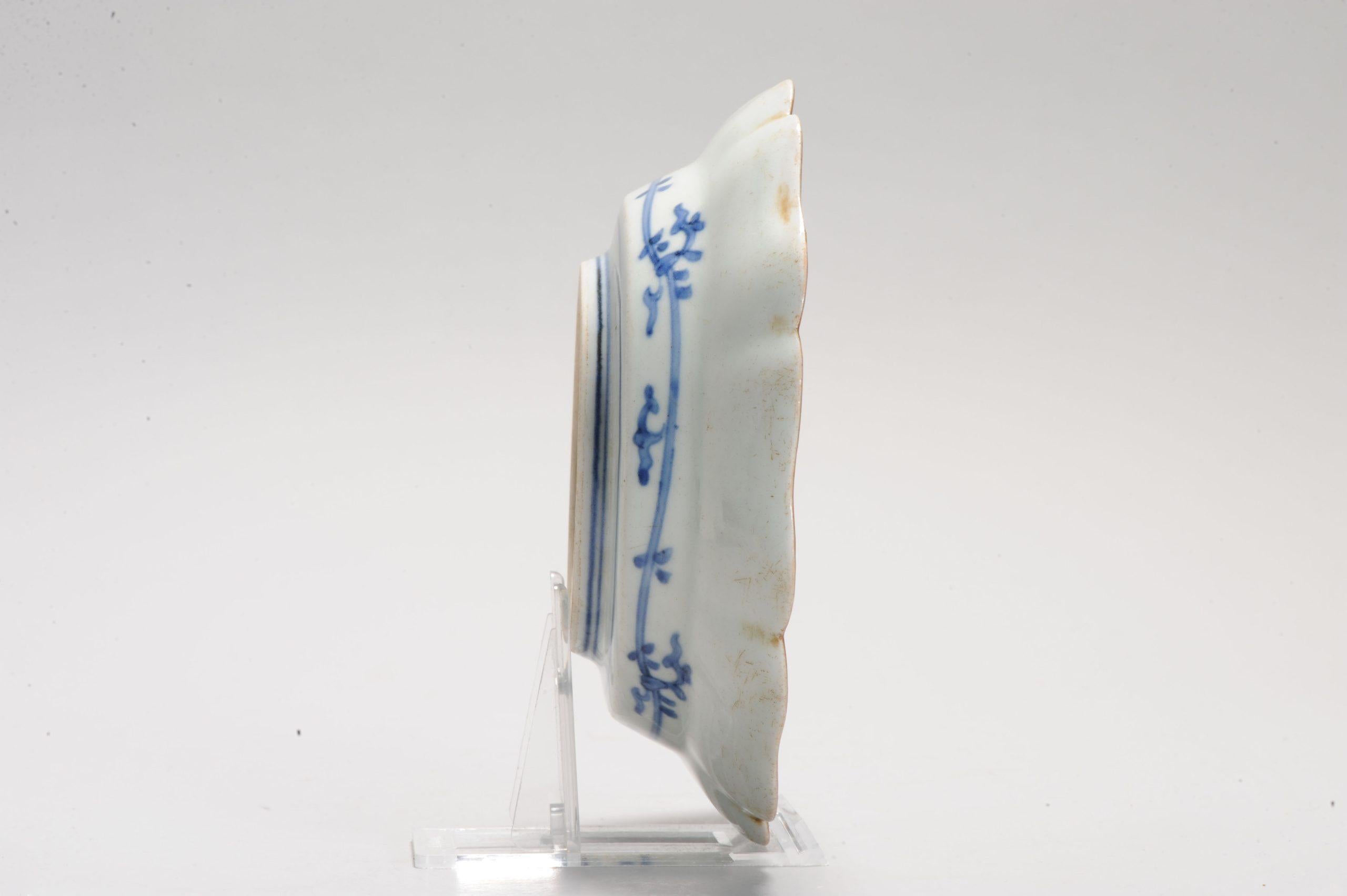 Giapponese Antico piatto in porcellana giapponese del periodo Edo di Ko-Imari Arita, XVII C. in vendita
