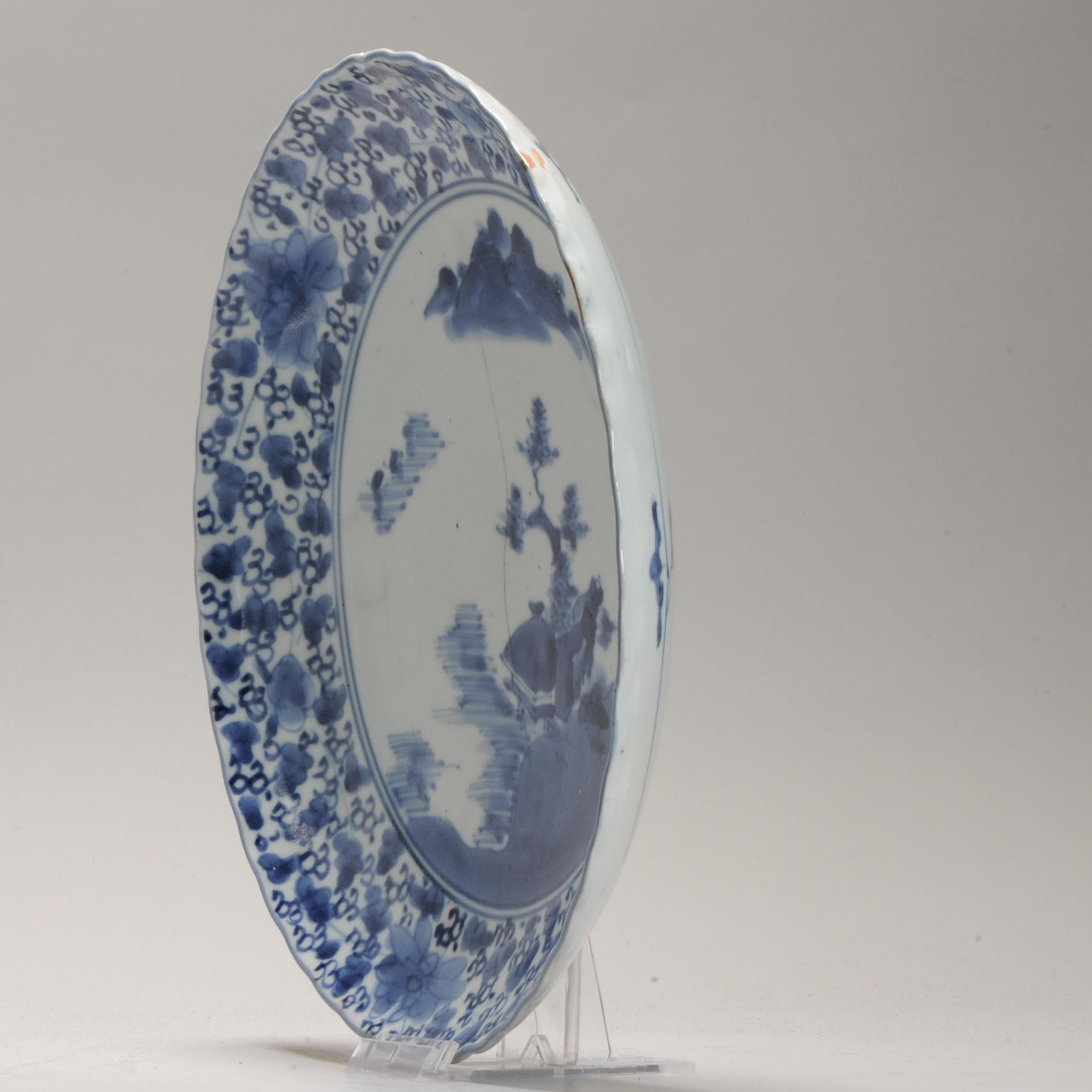 Antike Ko-Imari Edo-Periode 17. Jahrhundert Japanisches Porzellangeschirr Arita-Landschaft.

Ein sehr schönes Blau und Weiß  Schale mit geformter Form. Ungewöhnlich  Malerei.

Frühe Edo-Periode.
Datierung auf 1680-1700
Referenz: CJA Jorg - Fein und