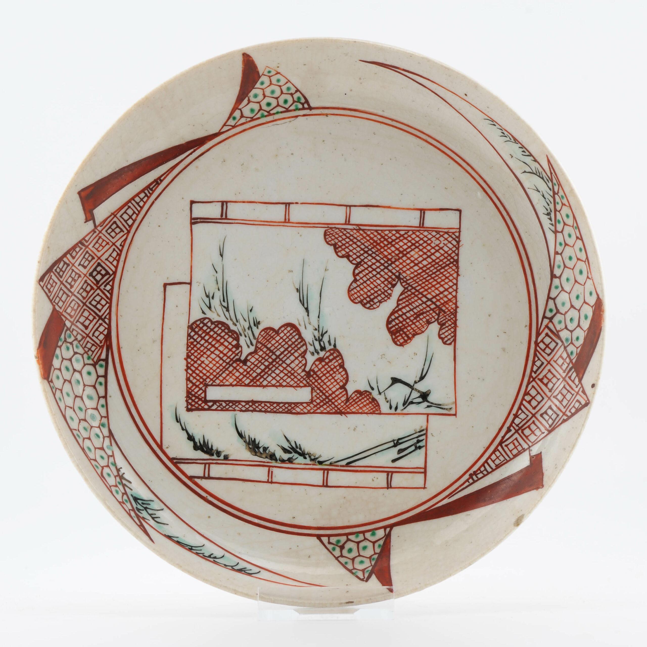 Ko-Kutani - Un piatto policromo di forma molto bella. Forma e pittura insolite.

Primo periodo Edo. Scatola portaoggetti inclusa.

Condizione
1 piccola scheggiatura sul bordo e linee di screpolatura su tutta la superficie. Dimensioni: 17,2x3CM