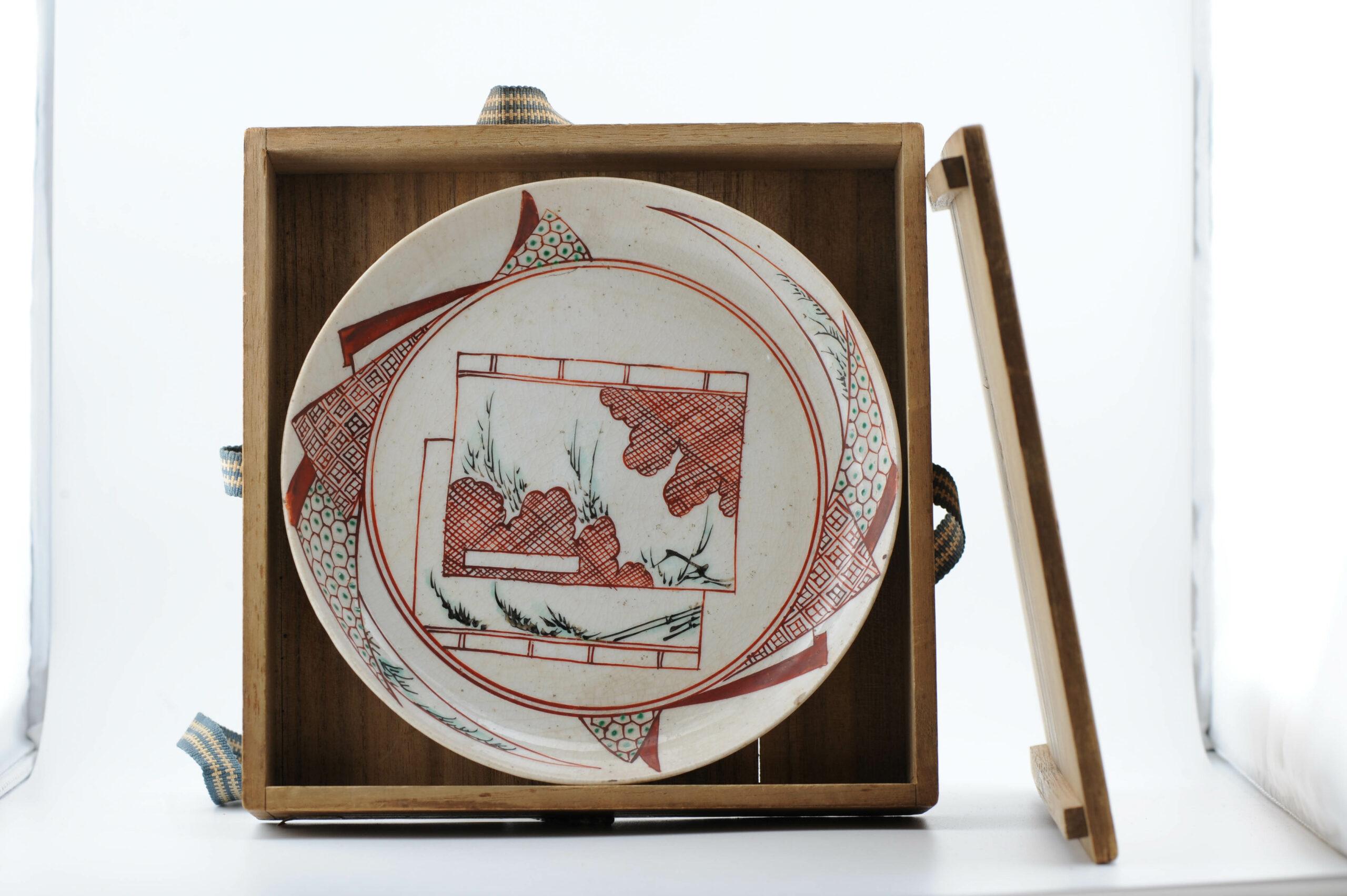 Antico piatto giapponese del periodo Edo Ko-Kutani,  Giappone,  1640-1660 circa In condizioni buone in vendita a Amsterdam, Noord Holland