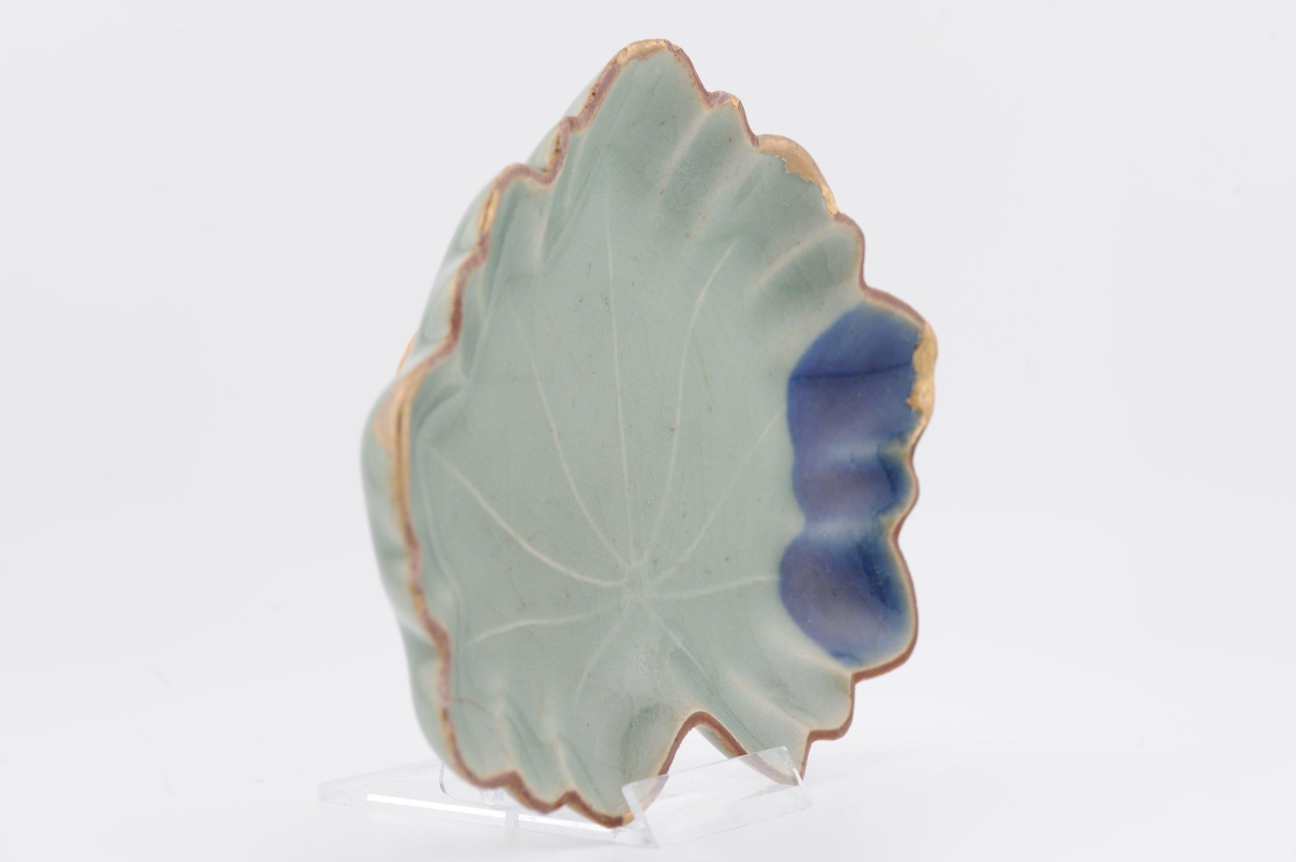 Un très beau plat en Céladon en forme de feuille, de forme moulée, avec une belle couleur bleue dans un coin. Forme et peinture inhabituelles.

Début de la période Edo.

Informations complémentaires :
MATERIAL : Porcelaine et poterie
Région