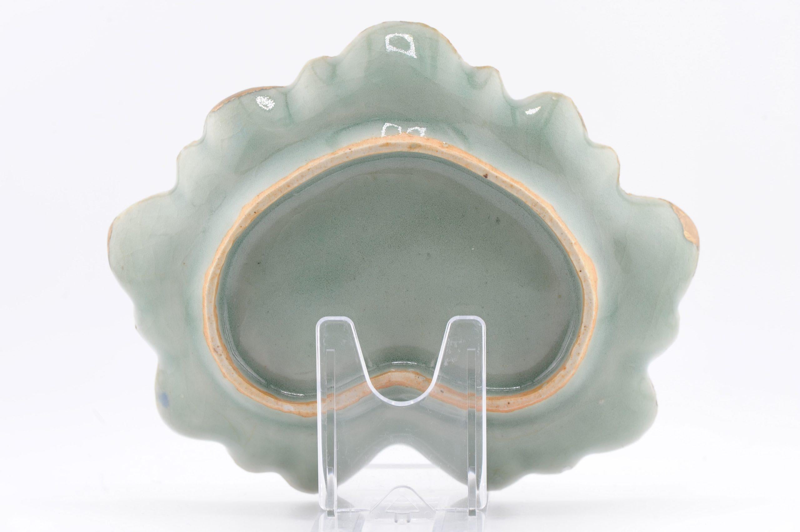 Antique plat en porcelaine japonaise de la période Ko-Kutani Edo Arita, 1650-1670 Bon état - En vente à Amsterdam, Noord Holland