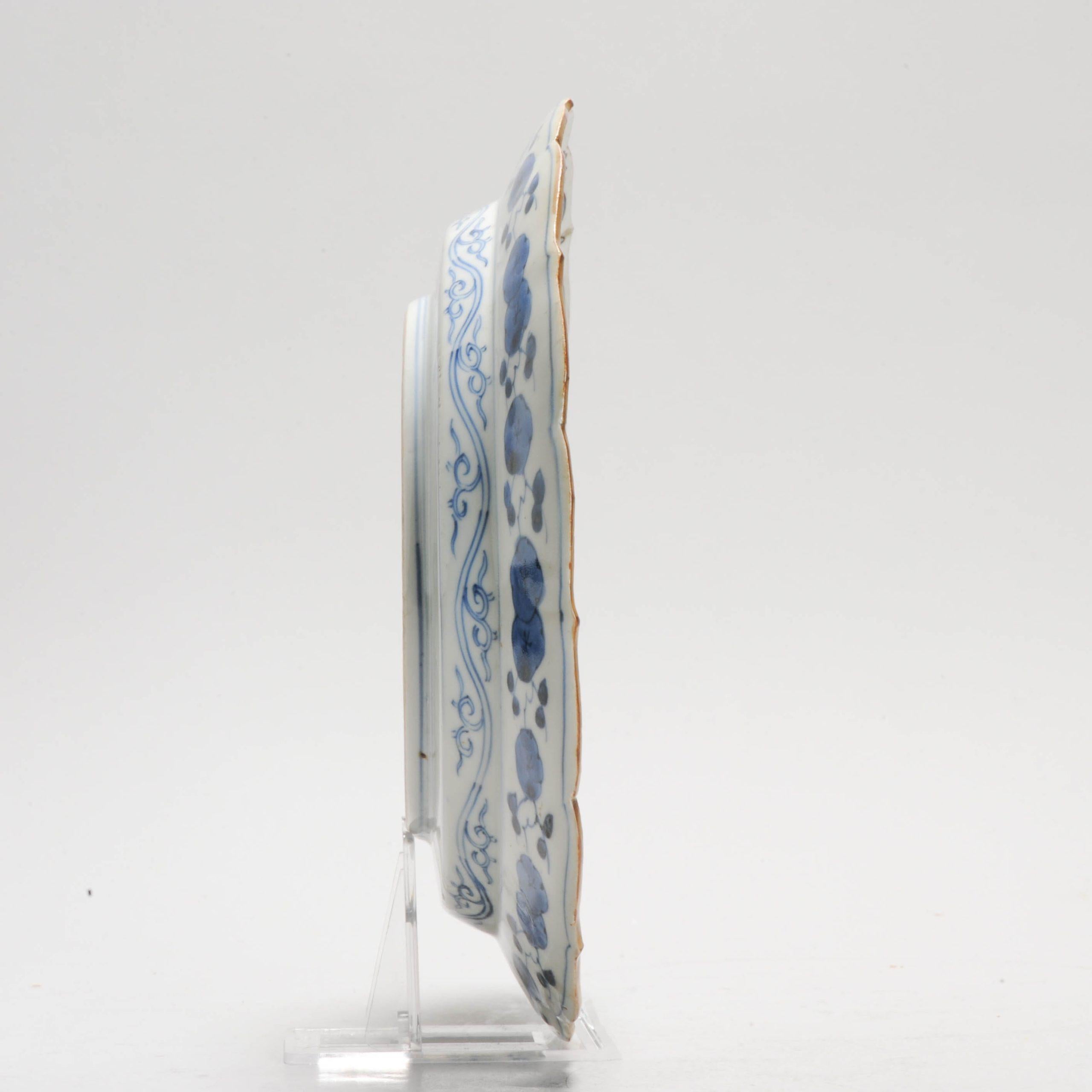 Un bel piatto policromo di forma modellata. Forma e pittura insolite. Con blu sovrasmalto e blu sottosmalto. Decorazione a rilievo modellata. Qualità assoluta.

Tardo periodo Edo. Forse è collegato alle invenzioni di Godfried Wagener in
