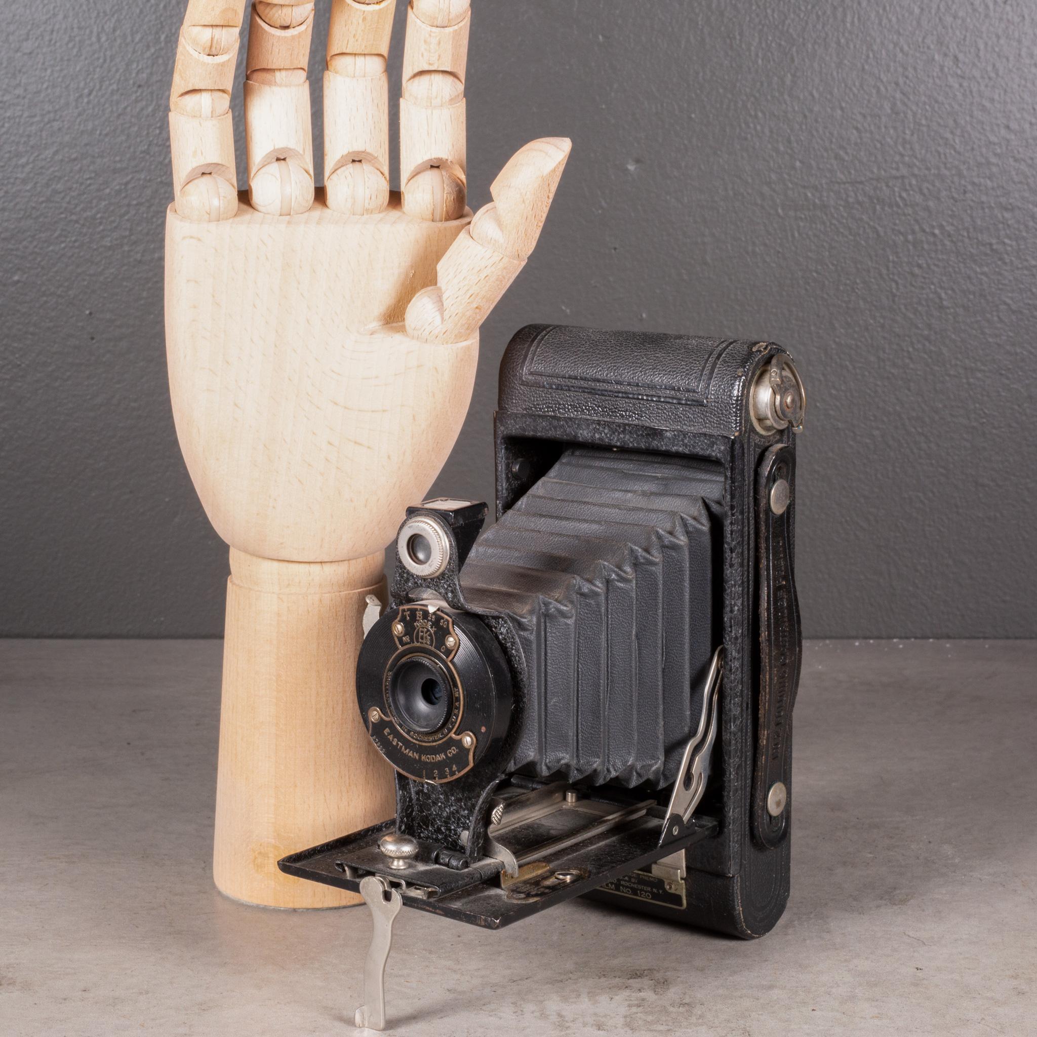 À PROPOS DE  

Appareil photo pliant Eastman Kodak n° 2 d'origine. Le boîtier de l'appareil photo est entièrement en cuir et se replie en douceur pour atteindre 1,5 pouce. Cet appareil a conservé sa finition d'origine et présente un degré d'usure