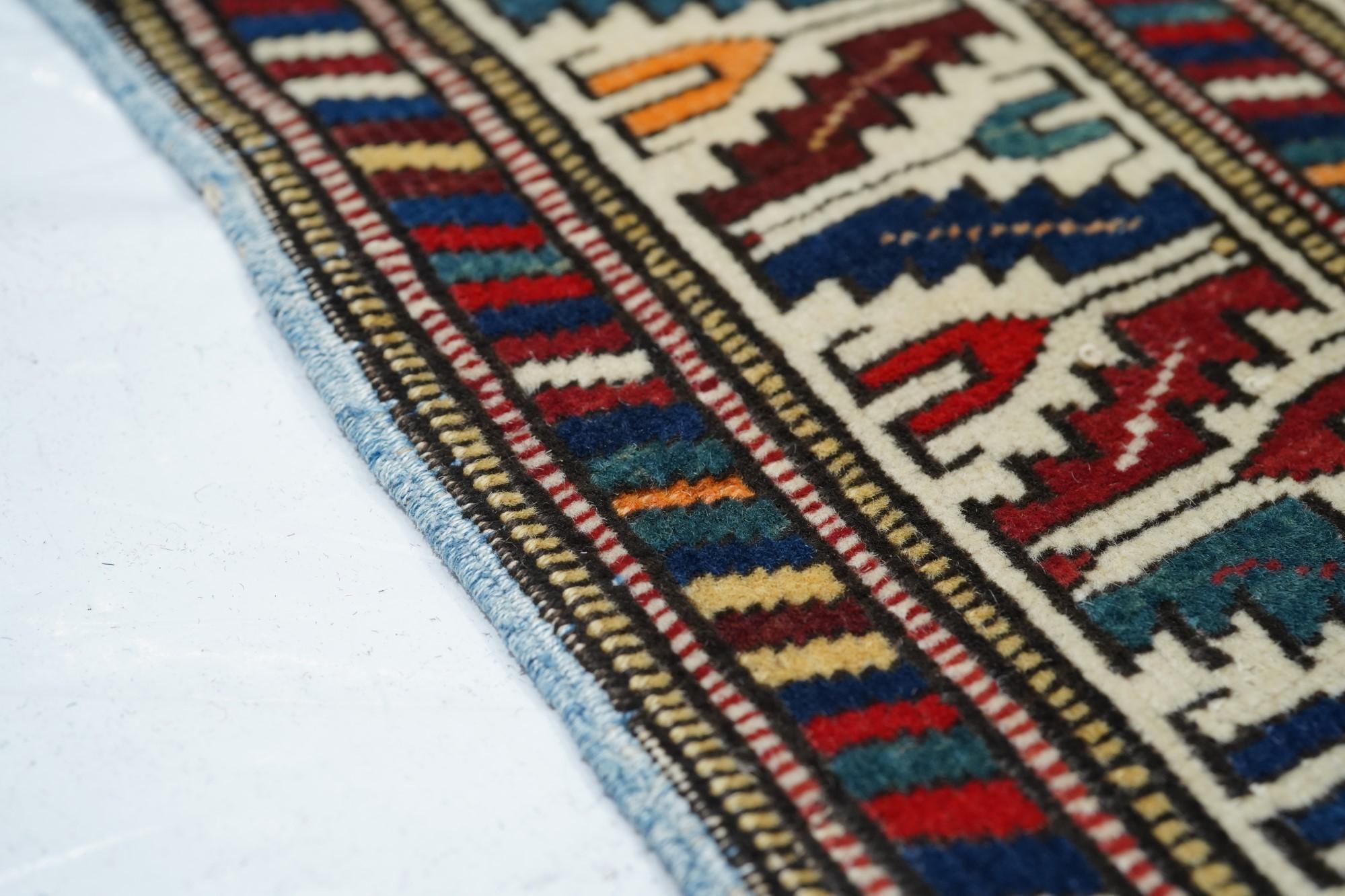 Tapis Konaghand ancien 2'7'' x 4'8'' Excellent état - En vente à New York, NY