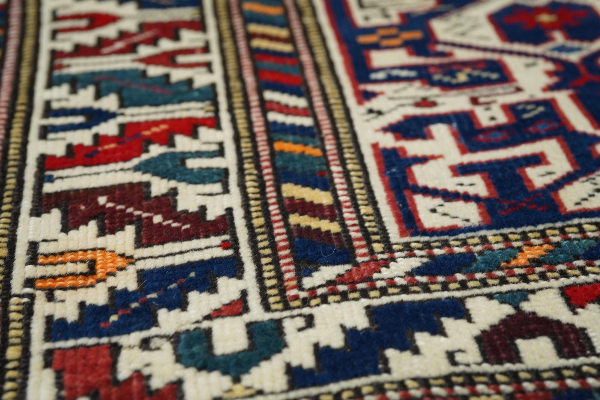 Laine Tapis Konaghand ancien 2'7'' x 4'8'' en vente