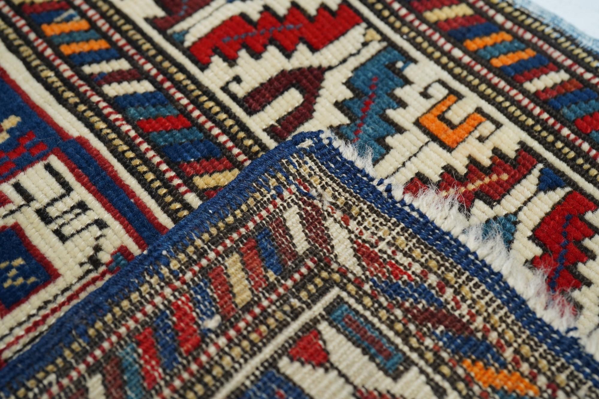 Tapis Konaghand ancien 2'7'' x 4'8'' en vente 1